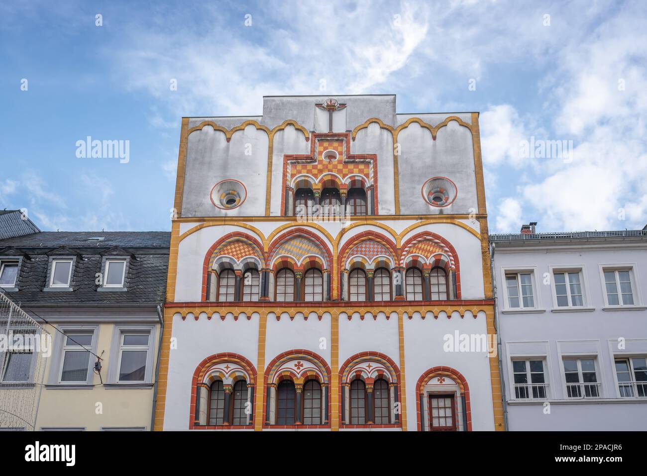 Trier, Deutschland - 30. Januar 2020: Dreikonigenhaus (Haus der drei Könige) Gebäude - Trier, Deutschland Stockfoto