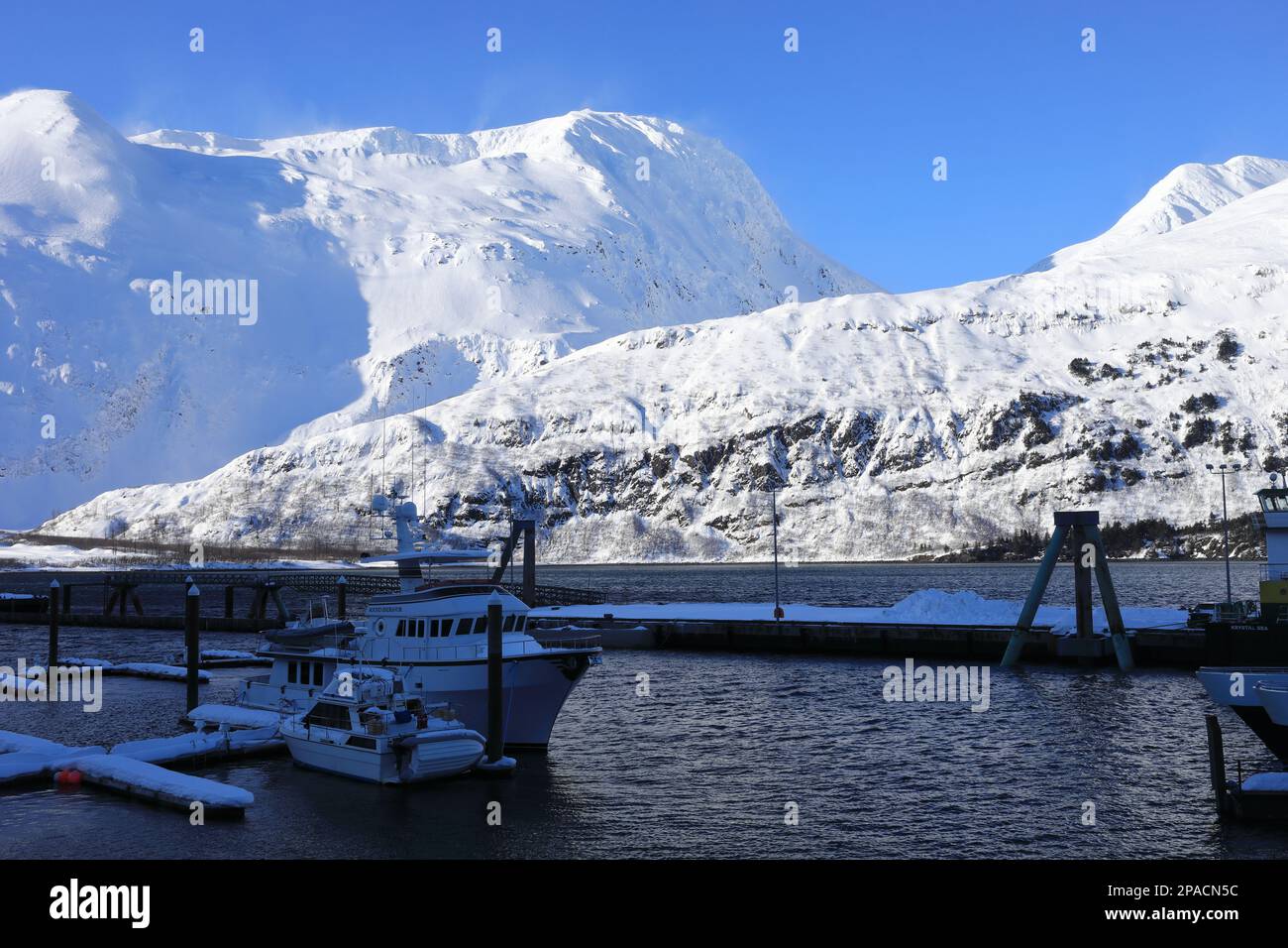 Whittier Hafen unter Schnee Stockfoto