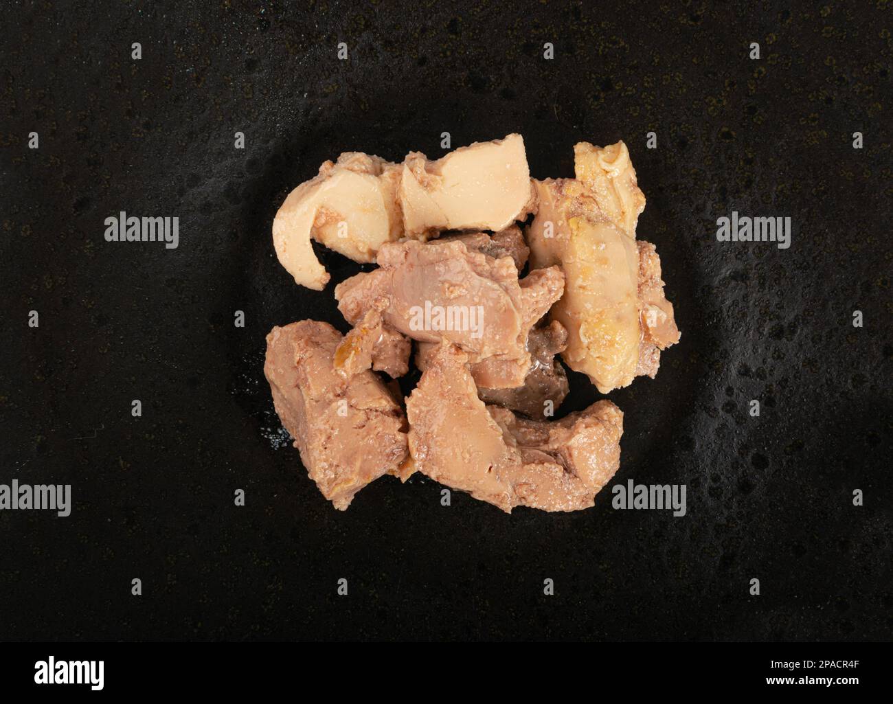Kabeljauleber Closeup, Fish Fat Omega-3 Food, Makro detailliert gesunde Meeresfrüchte Mahlzeit, Kabeljauleber auf schwarzer Platte Hintergrund Stockfoto