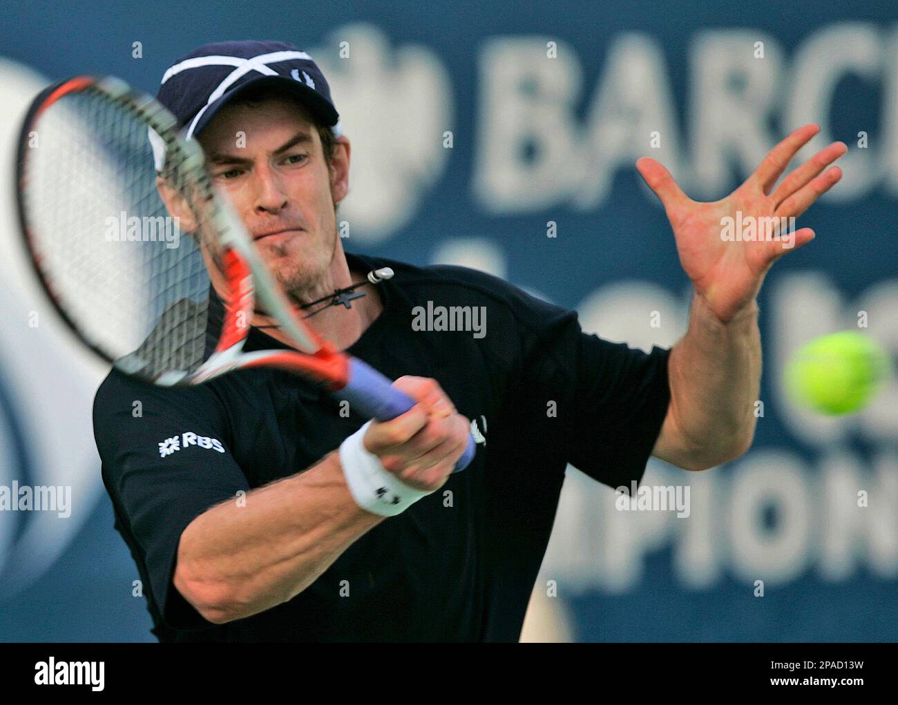 Britain's Andy Murray returns the ball to Spain's Fernando Verdasco during the 3rd day of Dubai Tennis Championship in Dubai, Wednesday, March 5, 2008. (AP Photo/Kamran Jebreili) Stockfoto