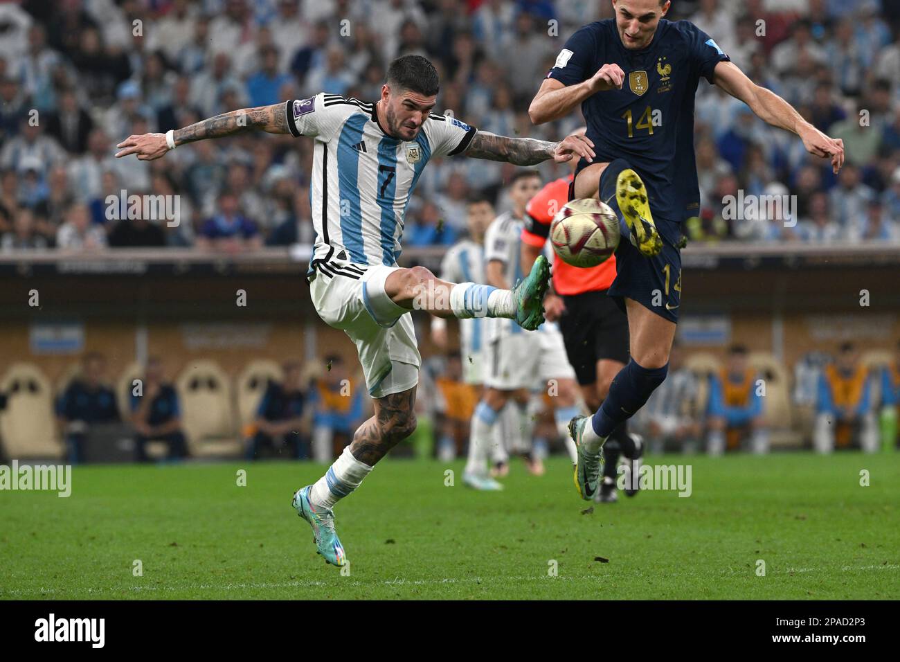 Rodrigo De Paul (Argentinien) kämpft mit Frankreichs Adrien Rabiot um einen losen Ball während des Finales der FIFA-Weltmeisterschaft 2022 in Lusail, Katar. Stockfoto