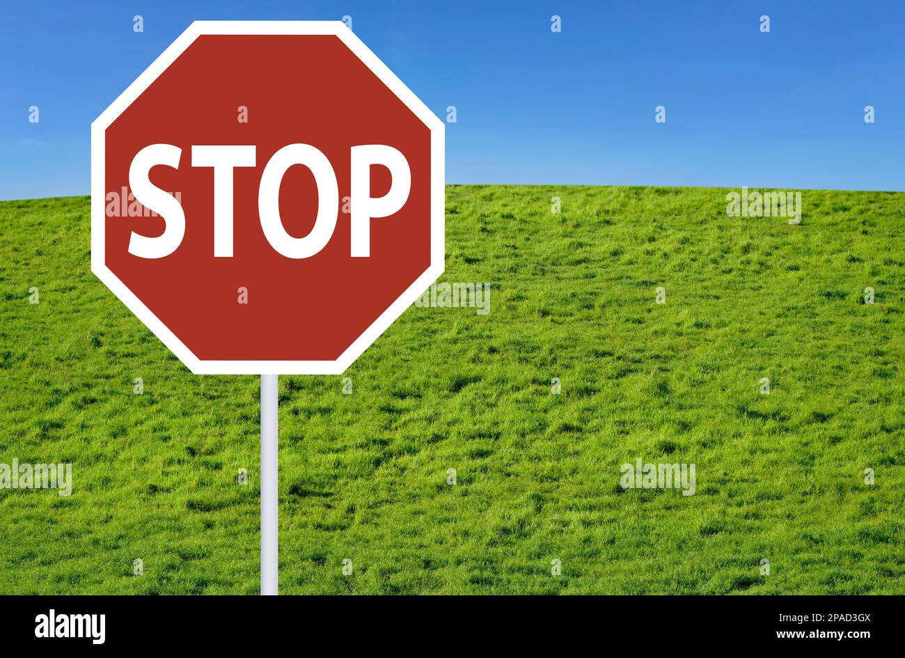 Grüne tropische Weiden mit üppigem Grünland und ein Stoppschild im Freien Stockfoto