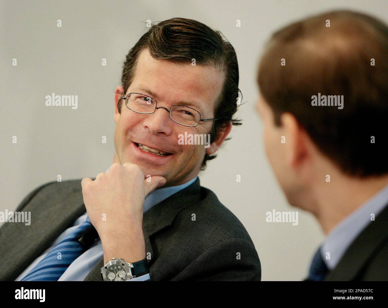 Prince Max von Liechtenstein, left, CEO of LGT, the Liechtenstein bank controlled by the pint-sized principality’s ruling family, smiles next to CFO Olivier de Perregaux, right, during the bank's annual results news conference in Zurich, Switzerland, Tuesday, March 4, 2008. LGT announced Tuesday March 4, 2008 that its consolidated profit rose by 41 per cent to 161.7 million Euros (US$ 245.7 million). (AP Photo/Keystone, Eddy Risch) Stockfoto
