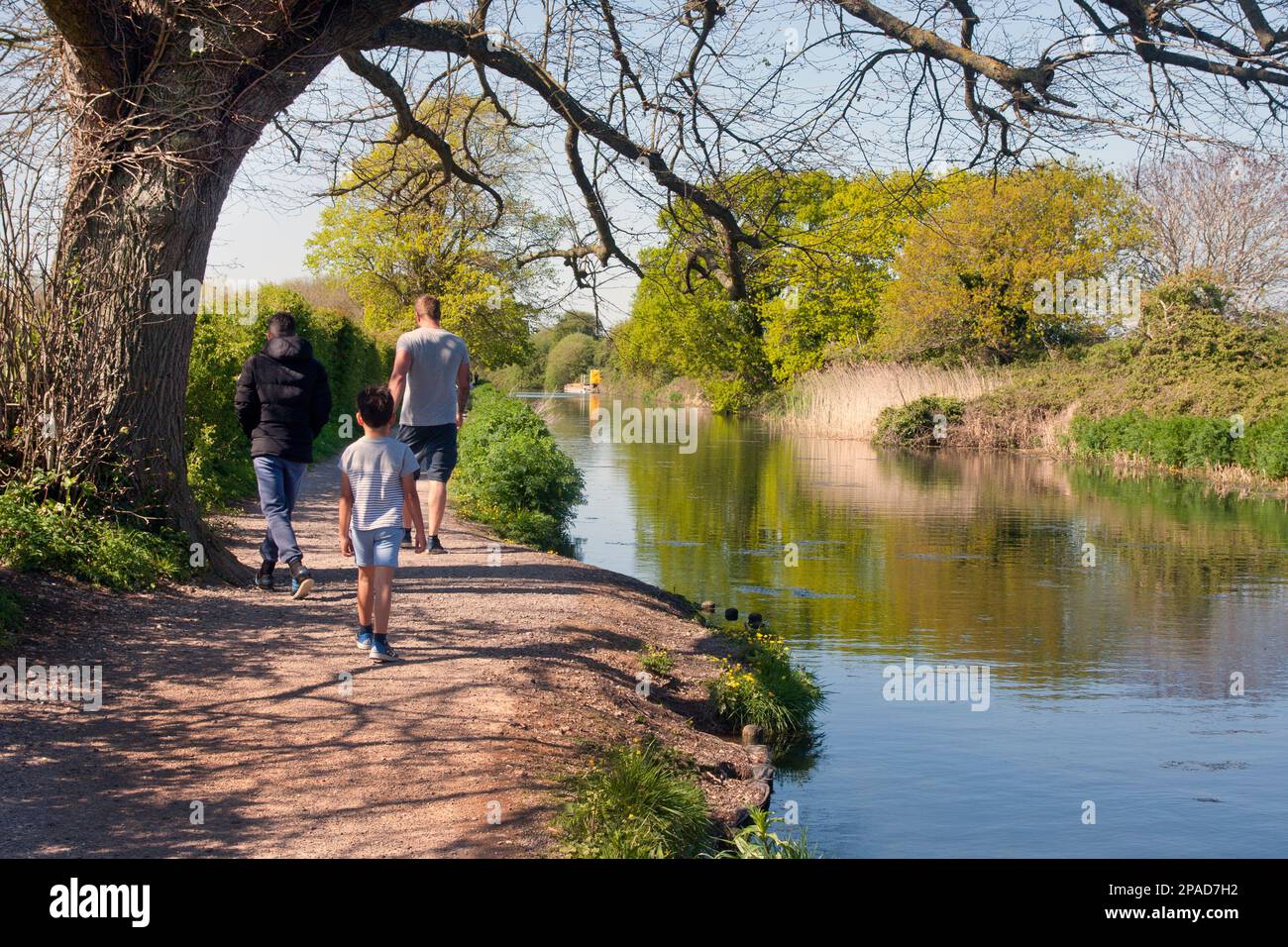 Familienspaziergang entlang des Chichester Canal Towpath, West Sussex, England Stockfoto
