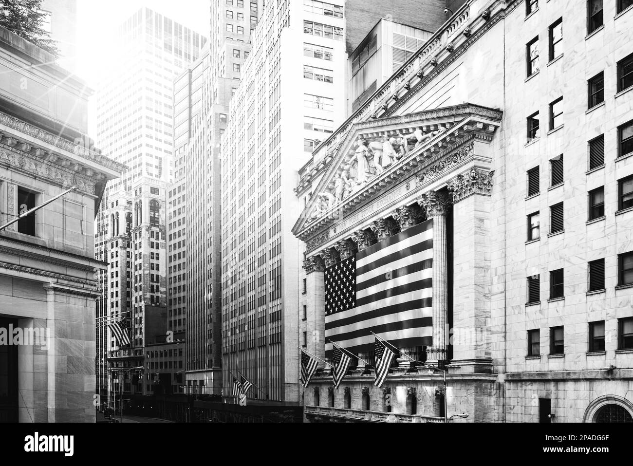 Berühmten Wall Street und das Gebäude in New York, New York Stock Exchange mit Patriot-Flagge Stockfoto