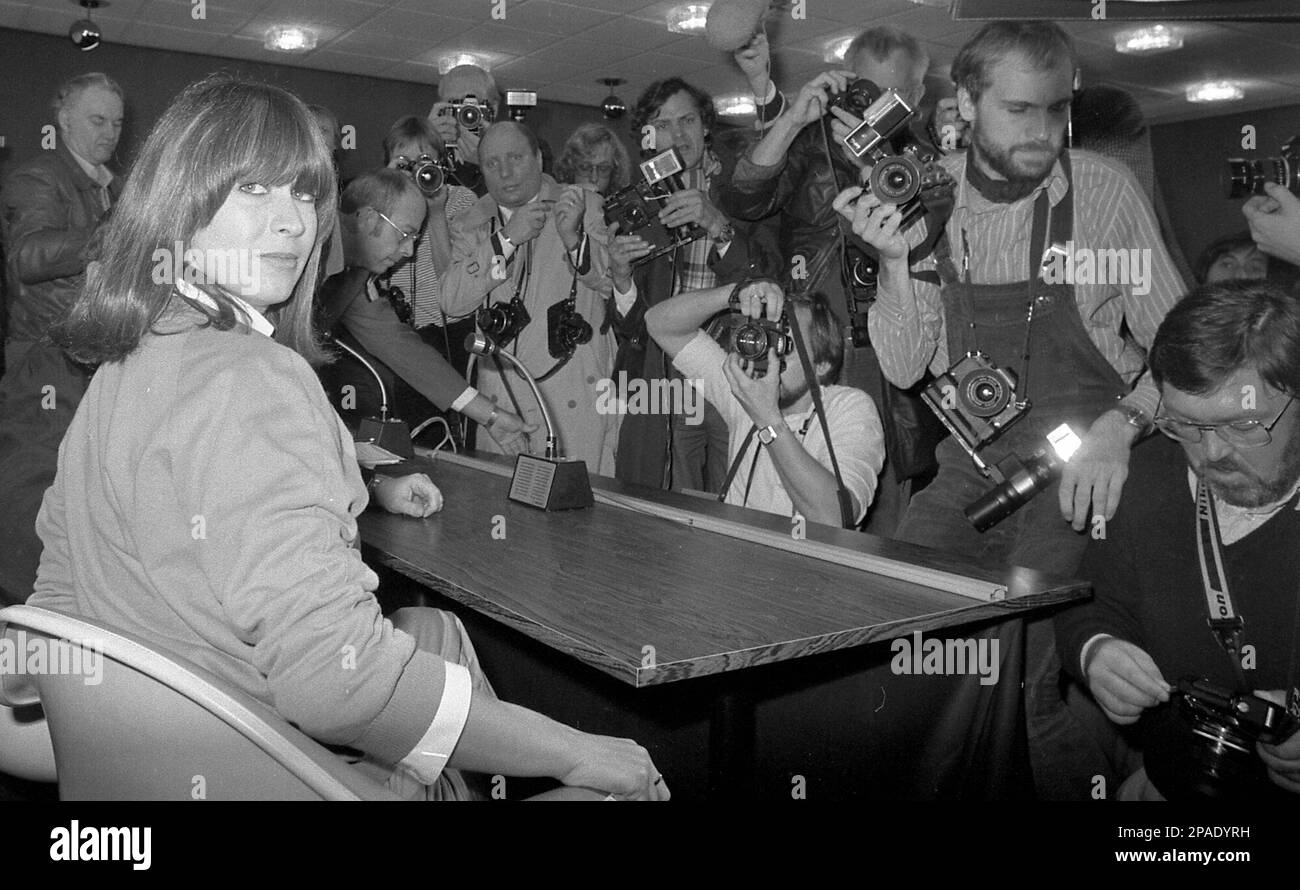 ** ARCHIV ** Umringt von Fotografen sitzt Marianne Bachmeier am 2