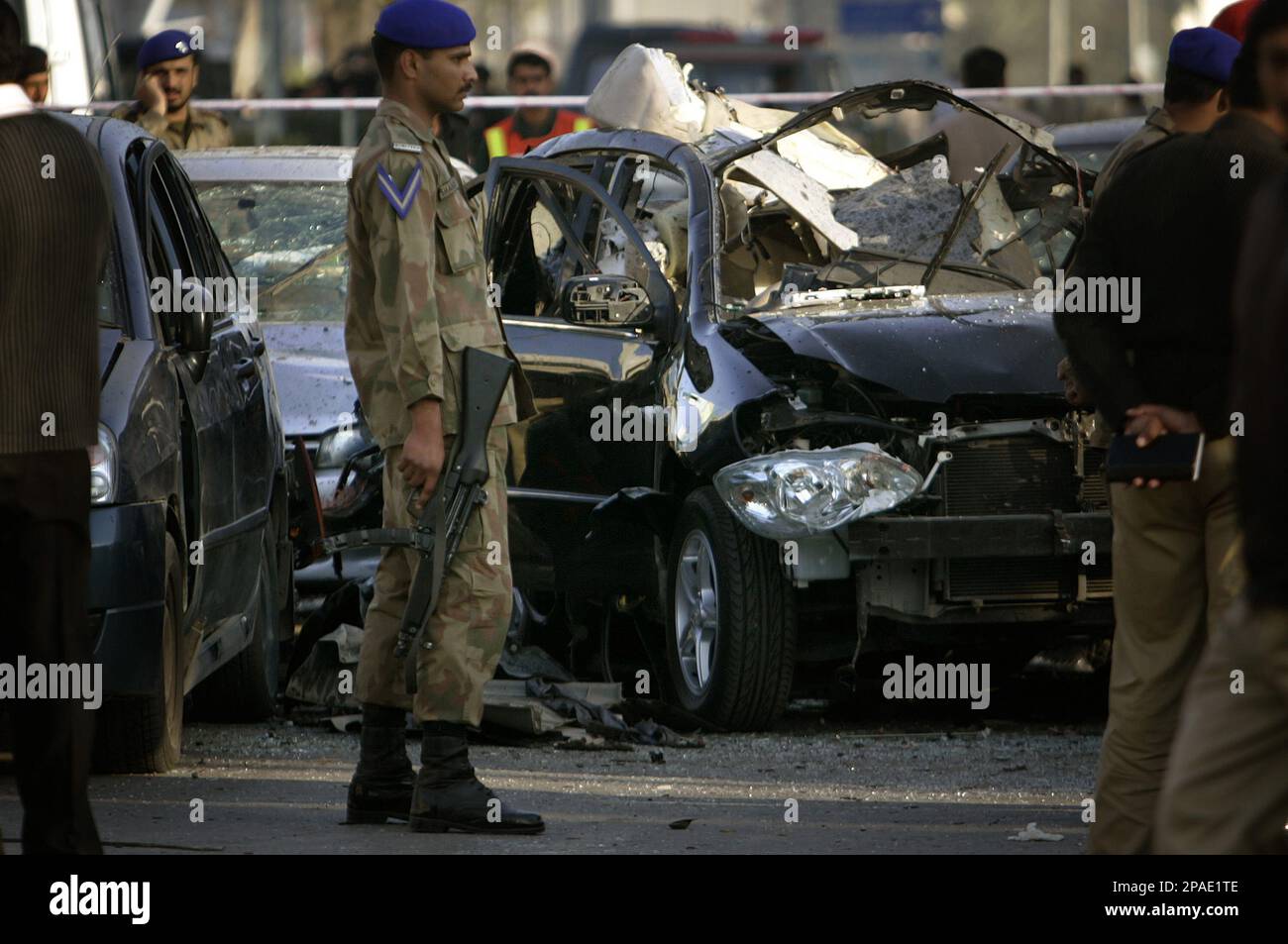 A Pakistani Army soldier stands guard next to the site of a suicide blast in Rawalpindi, Pakistan on Monday, Feb. 25, 2008. A suicide bomber hit a car carrying an army general along a busy road near Pakistan's capital. killing him along with at least seven others, the army said. (AP Photo/Emilio Morenatti) Stockfoto