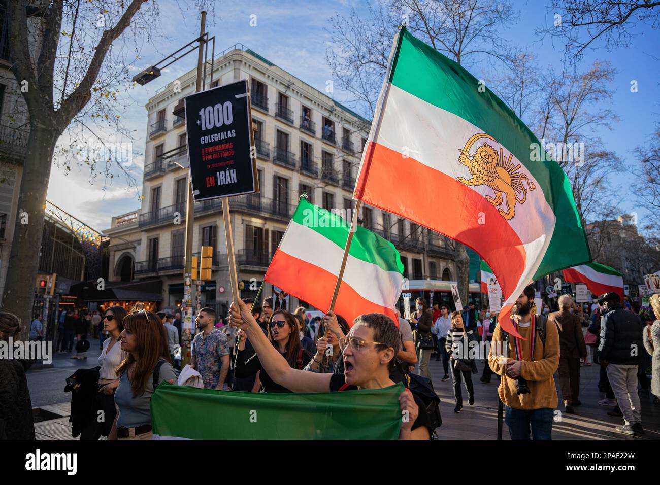 Barcelona, Barcelona, Spanien. 11. März 2023. Die iranische Gemeinschaft von Barcelona demonstriert unter dem Motto "bis zu unserer letzten Breayh Woman, Life, Freedom" gegen die Massenvergiftung Tausender Mädchen, die durch das islamische Regime in verschiedenen Schulen im Iran waren. Die heutige Demonstration fand in mehr als 70 Städten weltweit statt. (Kreditbild: © Marc Asensio Clupes/ZUMA Press Wire) NUR REDAKTIONELLE VERWENDUNG! Nicht für den kommerziellen GEBRAUCH! Stockfoto