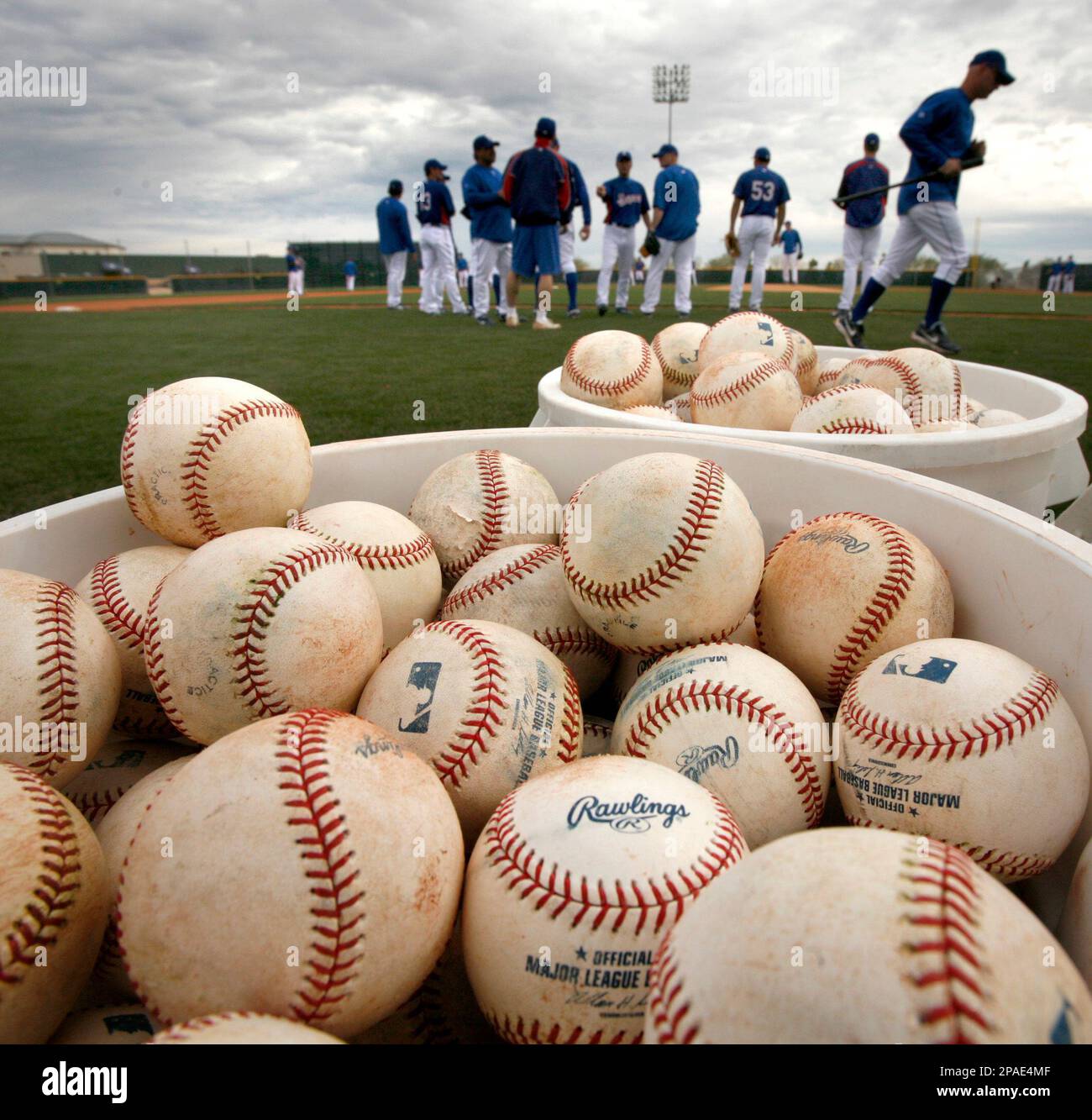 Balls that were new a week ago show wear as players for the Texas Rangers work on drills during baseball spring training Sunday, Feb. 24, 2008 in Surprise, Ariz. (AP Photo/Charlie Riedel) Stockfoto