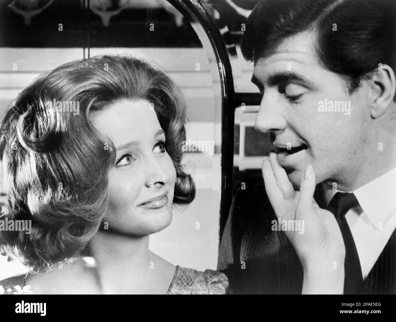 Millicent Martin, Alan Bates, auf der Bühne des britischen Films "Nothing but the Best", Anglo-Amalgamated Film Distributors, 1964 Stockfoto