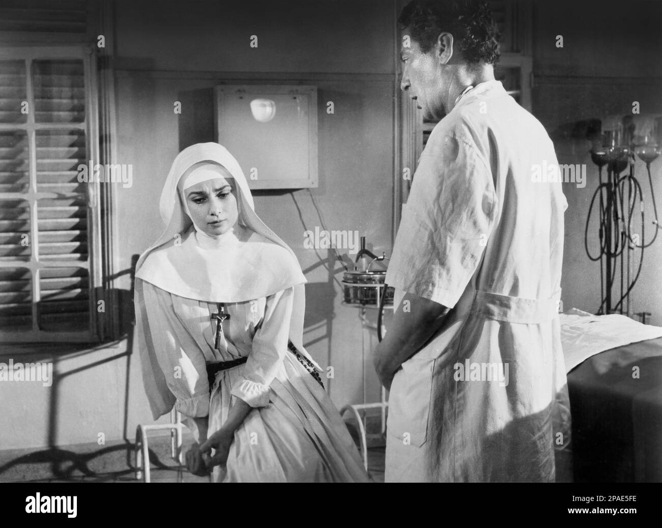 Audrey Hepburn, Peter Finch, am Set des Films „The Nun's Story“, Warner Bros., 1959 Stockfoto