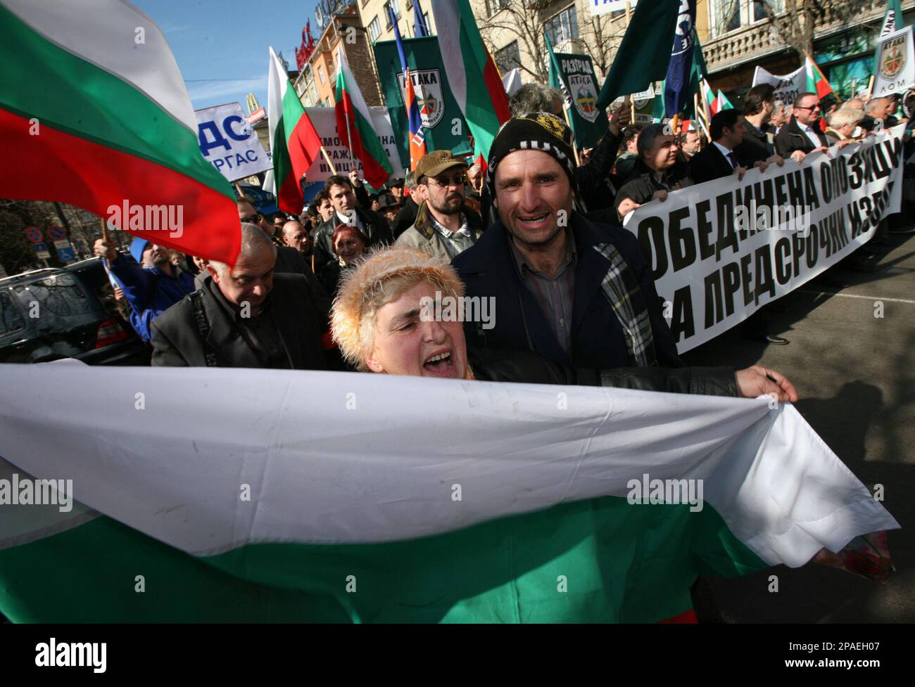 Bulgarians shout anti-government slogans during a protest in the capital Sofia, Thursday, Feb. 21, 2008. The united opposition gathered Bulgarians to the protest on Thursday while the no confidence vote debates are going on. (AP Photo/Petar Petrov) Stockfoto