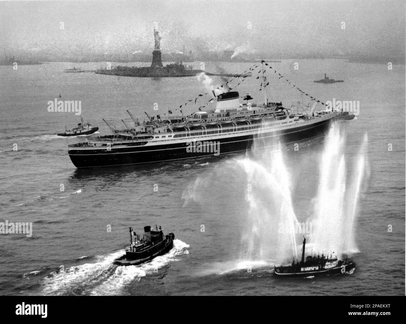 1953 , NEW YORK , USA : die SS Andrea Doria kommt nach der ersten Rekordreise in New York an . Die Andrea Doria war ein Ozeandampfer für die italienische Linie (Societa' di Navigazione Italia), die in Genua, Italien, angetrieben wurde. Benannt nach dem Genoesischen Admiral Andrea Doria aus dem 16. Jahrhundert. Am 16. Juni 1951 startete das Schiff am 14. Januar 1953 auf Jungfernfahrt. Am 25. Juli 1956 stieß die Andrea Doria vor der Küste von Nantucket, Massachusetts, auf dem Weg nach New York City mit der SS Stockholm in Richtung Osten der Schwedisch-amerikanischen Linie in einer Zeit zusammen, die zu einer der geschichtsträchtigsten wurde Stockfoto