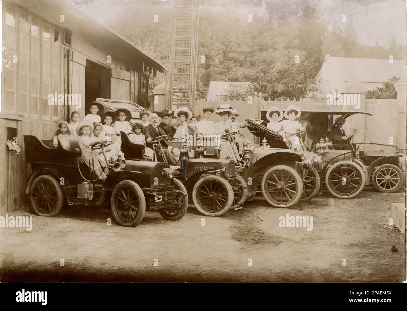 1900 Ca , Varazze , Ligurien , ITALIEN : Eine Familie und Freunde Gruppe vor einer Garage . - FOTO STORICHE - GESCHICHTSFOTOS - KIND - BAMBINO - BAMBINI - KINDER - BABY - AUTO - AUTOMOBILI - AUTOS - KIDNZIA - ITALIA - BELLE EPOQUE - VILLEGGIATURA - VACANZE - REISE - REISE - VIAGGIO - AUTOMOBILISMO - TURISMO - TURISTA - TURISTI - TOURISMUS - TOURISTEN - amici - familia - Familie - autorimessa automobilistica --- ARCHIVIO GBB Stockfoto