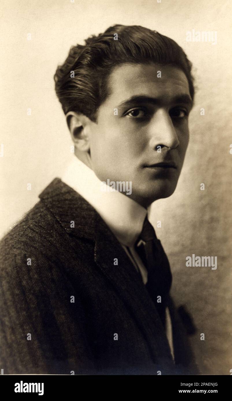 1915 c : der italienische Stummfilmdarsteller NERIO BERNARDI ( Bologna 1899 - Roma 1971 ) alias Nerik Berkoff - CINEMA MUTO - attore - Halsband - colletto - Cravatta - Krawatte - Rituto - Portrait ---- ARCHIVIO GBB Stockfoto