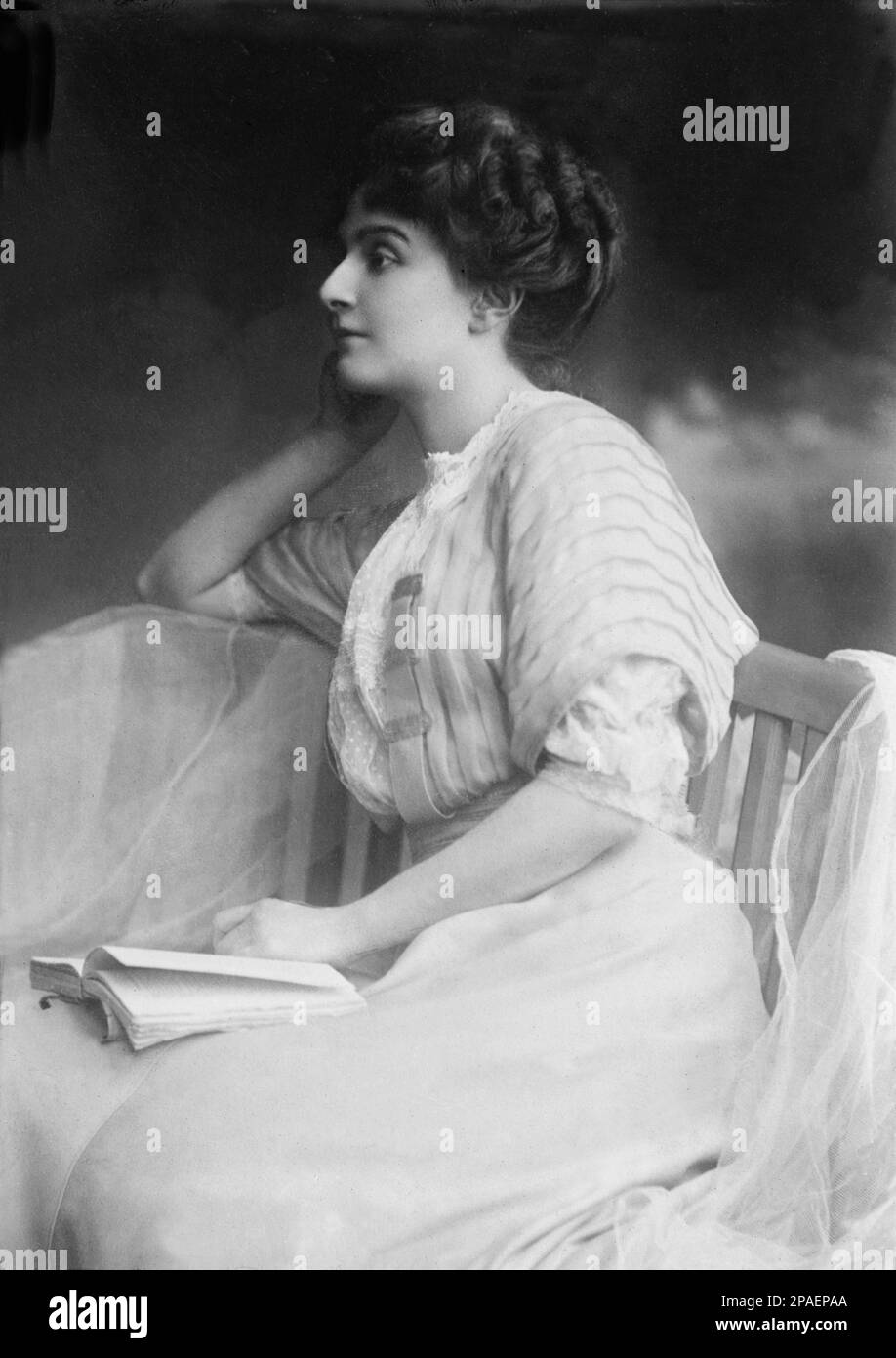 Die Prinzessin MARIE BONAPARTE ( 1882 - 1962 ) war eine französische Psychoanalytikerin, die eng mit Sigmund Freud verbunden war. Ihr Reichtum trug zur Popularität der Psychoanalyse bei und ermöglichte Freuds Flucht aus Nazideutschland. Marie Bonaparte war eine Großnichte von Napoleon I. von Frankreich. Sie war eine Tochter von Roland Bonaparte ( 1858 - 1924 ) und Marie-Felix Blanc (1859 - 1882 ). Ihr väterlicher Großvater war Pierre Napoleon Bonaparte, Sohn von Lucien Bonaparte und Neffe von Napoleon. Ihr mütterlicher Großvater war Francois Blanc, der wichtigste Immobilienentwickler von Monte Carlo. Am 21. November 1907 Stockfoto