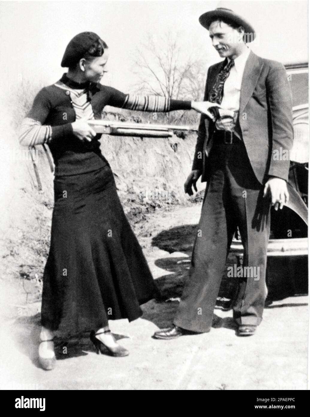 1932 , 23 . Mai , Arkansas , USA : die beiden berühmtesten Gangstern BONNIE PARKER ( 1910 - 1934 ) und CLYDE BARROW ( 1909 - 1934 ) . Waren berüchtigte Gesetzlose, Räuber und Kriminelle, die während der Großen Depression in den Zentralstaaten der USA unterwegs waren. Ihre Heldentaten waren landesweit bekannt. Sie gewannen die Aufmerksamkeit der amerikanischen Presse und ihrer Leser während der manchmal als "Ära des Staatsfeindes" bezeichneten Zeit zwischen 1931 und 1935. Obwohl dieses Paar und seine Bande berüchtigt waren für ihre Banküberfälle, zog es Clyde Barrow vor, kleine Geschäfte oder Tankstellen auszurauben Stockfoto