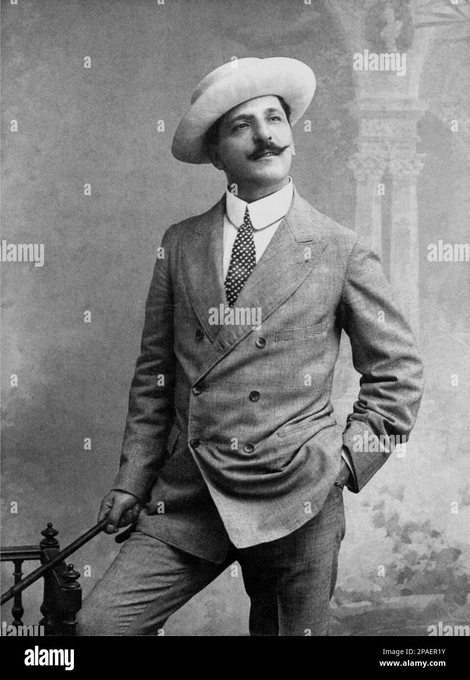 1907 Ca : der italienische Theaterautor und Dramatiker ROBERTO BRACCO ( Neapel 1861 - Sorrento 1943 ) , Autor des Stücks SPERDUTI NEL BUIO ( 1901 ) - LETTERATO - SCRITTORE - LETTERATURA - Literatur - Drammaturgo - TEATRO - Theater - commediografo - Baffi - Schnurrbart - VERISTA - VERISMO - ritratto - Portrait - cappello - Hut - Halsband - colletto - Cravatta a a pois - Polka Dots - Moustache - Zuckerrohr - Bastone da passeggio --- ARCHIVIO GBB Stockfoto