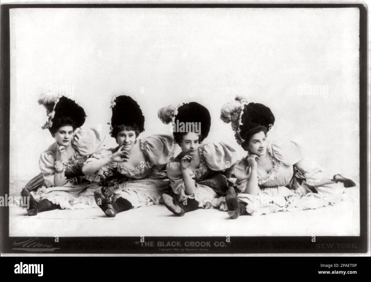1893 , New York , USA : The BLACK GAOK COMPANY , The FRENCH CAN-CAN-Tänzer Group , Photo by Napoleon Sarony , New York - CAN CAN - Ballerina - balletto - Ballerine - TANZ - FOTO STORICHE - GESCHICHTE - KUNST - ARTE - PITTURA - PITTORE - Portrait - Rituto - BELLE EPOQUE - PARIGI - Gambe - Leggy Pose - pizzo - Spitze - TABARIN - NACHTCLUB -- - Nein. ARCHIVIO GBB Stockfoto