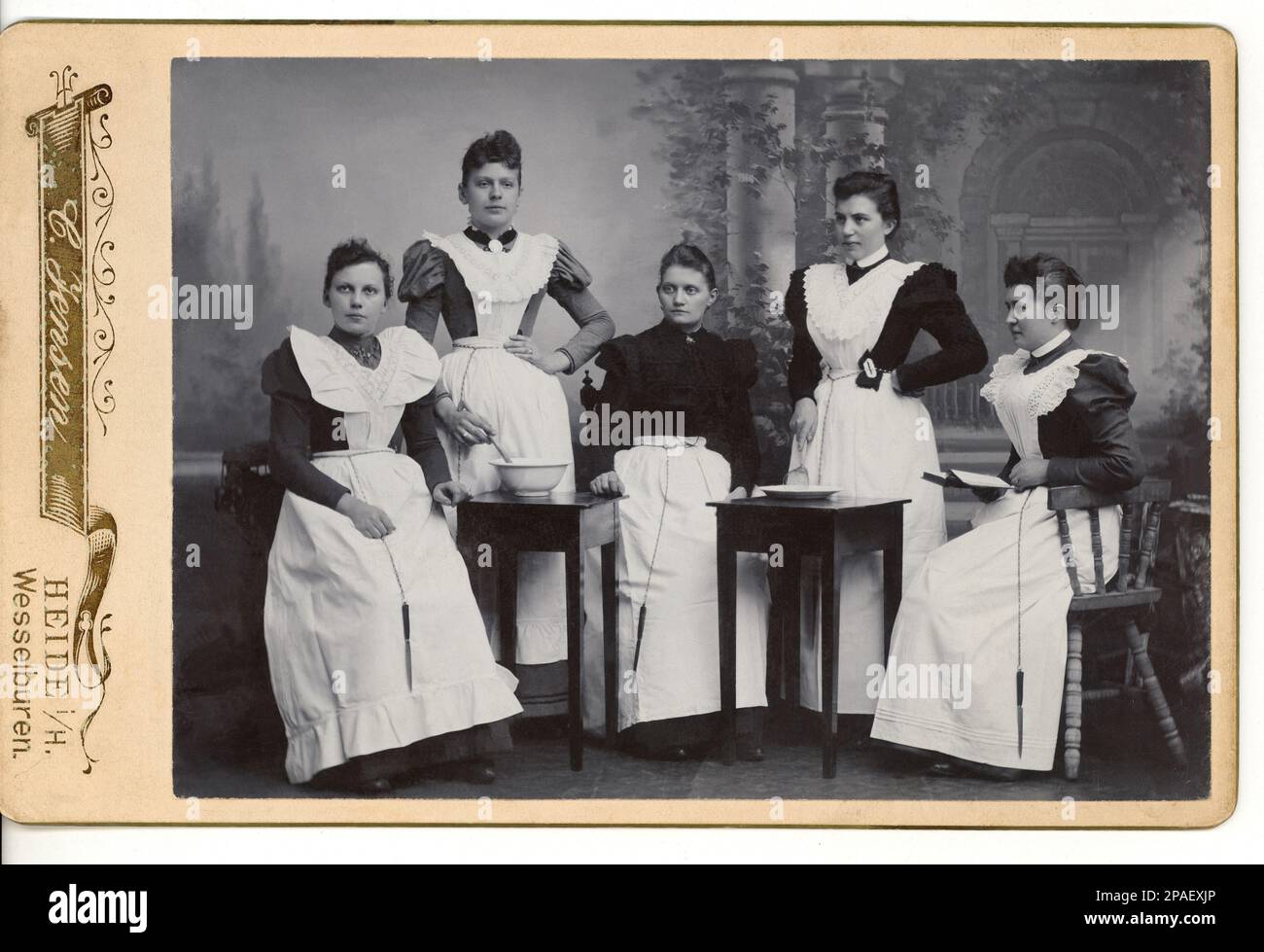 1890 Ca , WESSELBUREN , Schleswig - Holstein , Kreis Dithmarschen , DEUTSCHLAND : Junge Frauen kochen , Hausmädchen und Haushälterin in einem Hotel . Foto: C. Fersen , Wesselburen , Deutschland - FOTO STORICHE - GESCHICHTSFOTOS - - Frau - Mädchen - Donna - giovane - Cuoca - Cuoche - Cucina - GASTRONOMIE - CIBO - ESSEN - Gastronomie - Kameriera - Kameriere - Servitu' - Ragazza - Hausmädchen - Hausmädchen - OTTOCENTO - 800 - '800 - XIX CENTURY - MODE - Voulants - grembiule - grembiuli - Kragen - colletto - personale alle cucine - DEUTSCHLAND - GERMANIA - Carte de Visite - PORTRAIT - RITRATTO - turismo - Stockfoto