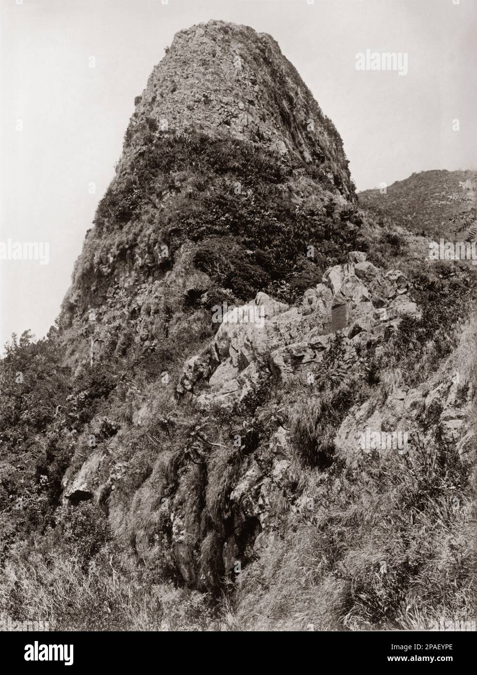 1910 Ca , SAN FERNANDIZ ISLAND , CHILE : Szene der Geschichte von Robinson Crusoe . Rock mit der von der englischen Marine errichteten Tafel zum Gedenken an Alexander Selkirkc ( 1874 ) . Fotos von diesem unvollständigen Set zeigen den Blick auf die Isla Mas a Tierra, einschließlich Cumberland Bay, Juan Fernandez Islands, Chile , wo der schottische Seemann Alexander Selkirk weggeworfen wurde ( 1704 - 1709 ). Selkirks Erfahrung diente als Inspiration für Daniel Defoes Robinson Crusoe. Der britische Schriftsteller , Journalist und Spion DANIEL DE FOE ( oder DEFOE , 1660 London - 1731 ) gewann dauerhaften Ruhm für seinen Roman Robinson Crusoe . - Stockfoto
