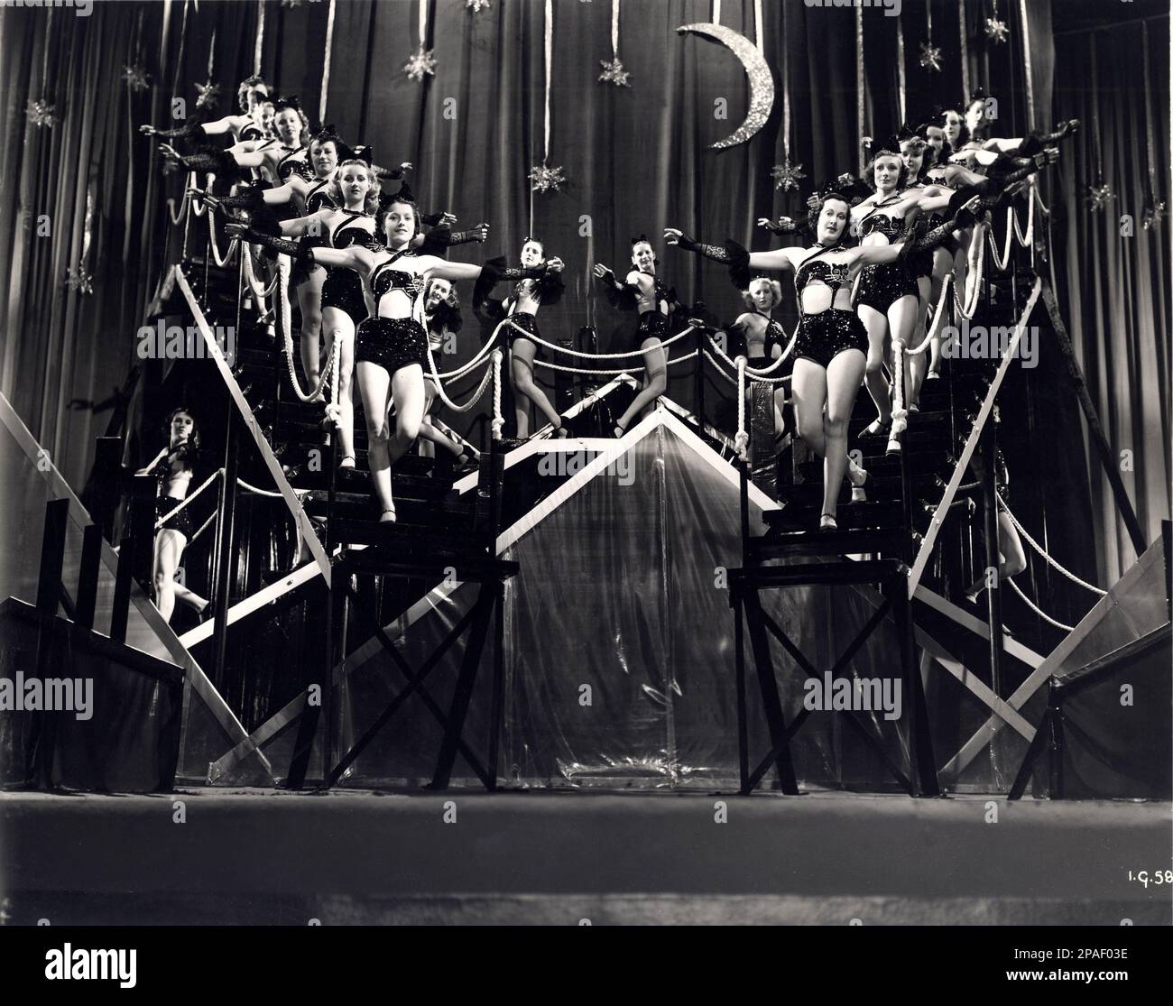 Das britische Musical THE STREET SÄNGER ( Interval for Romance - 1937 ) des französischen Filmregisseurs JEAN DE Marguensat ( 1883 - 1956 ) aus einer Geschichte von Paul Schiller. Mit den Carl Hyson Tänzern - FILM - FILM - KINO - Corpo di Ballo - choröse Linie - Beine - Gambe - balletto - Ballett - TANZ - DANZA - Tänzer - Ballerine - Mond - luna - Stelle - Stars ---- ARCHIVIO GBB Stockfoto