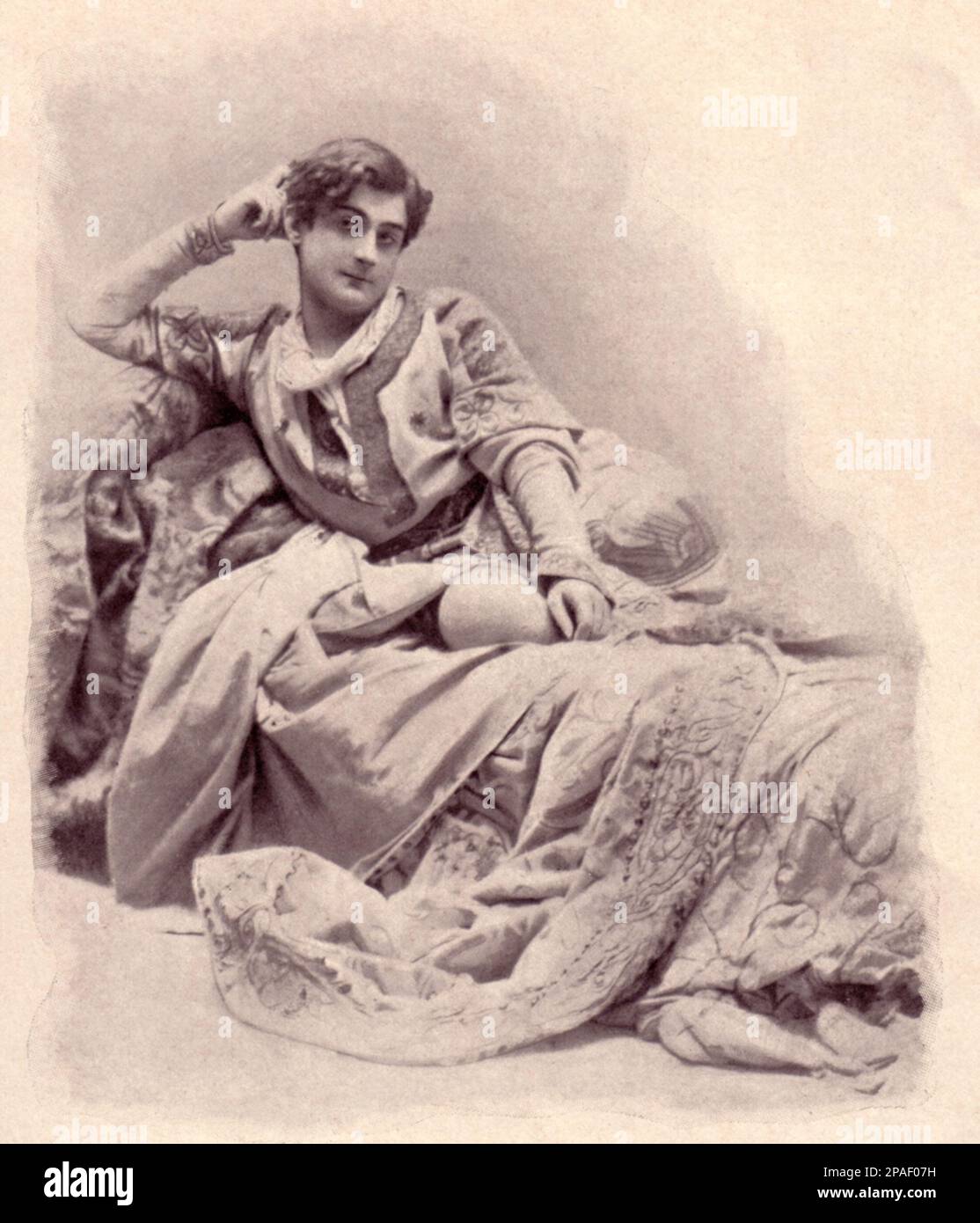 1911 Ca : der französische Theaterschauspieler EDOUARD DE MAX ( geboren Edouard-Alexandre Max , 14 . februar 1869 , Jassy , Rumänien - 28 . oktober 1924 , Paris , Frankreich ) In LA PRINCESSE LONTAINE by Edmond Rostand - TEATRO - THEATRE - THEATER - attore - Portrait - ritratto - homosexuell - Homosexualität - omossuale - omosessualità - LGBT - GAY ----- ARCHIVIO GBB Stockfoto