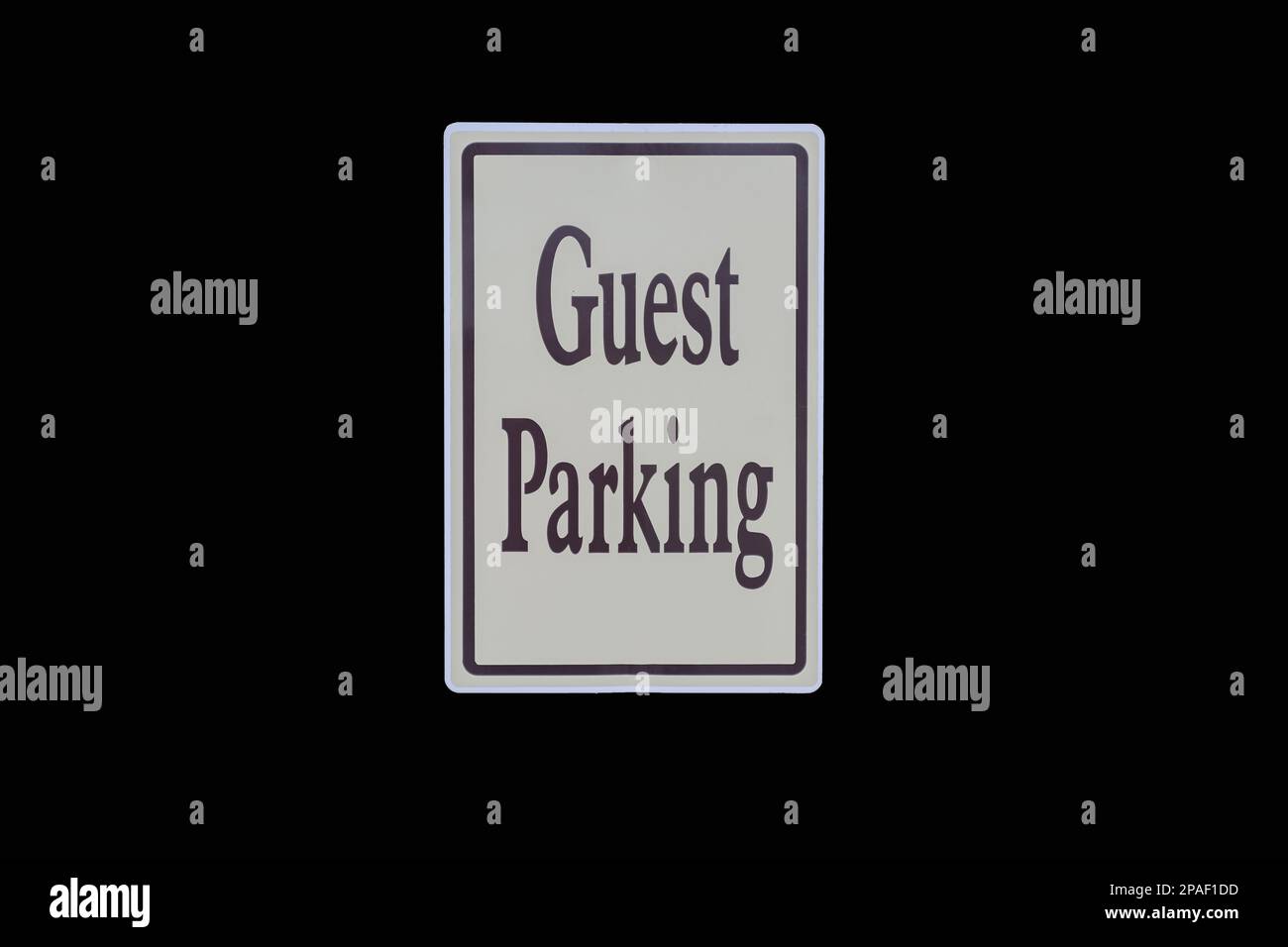 Schild für Gästeparkplatz isoliert auf schwarz Stockfoto