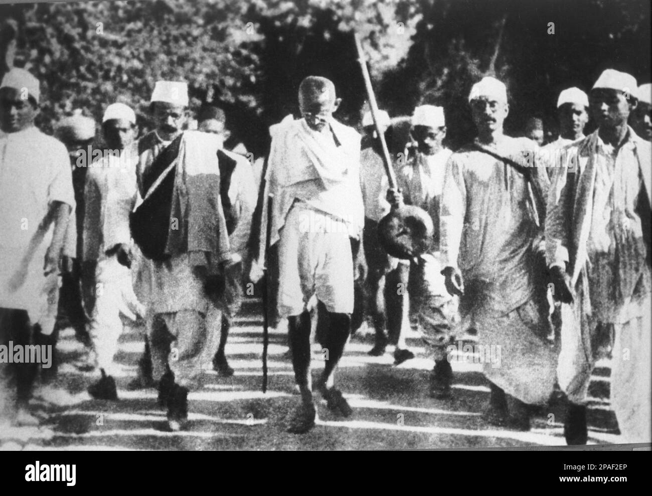 1930 : der pazifistische indische Führer MAHATMA GANDHI ( Mohandas Karamchand Gandhi , 1869 - 1948 ) war ein bedeutender politischer und spiritueller Führer Indiens und der indischen Unabhängigkeitsbewegung. Gandhi während des Salzmarschs, März 1930 - POLITIKER - POLITIK - POLITIK - PAZIFISMUS - PAZIFIST - PACIFISTA - PACIFISMO - INDIEN ---- ARCHIVIO GBB Stockfoto