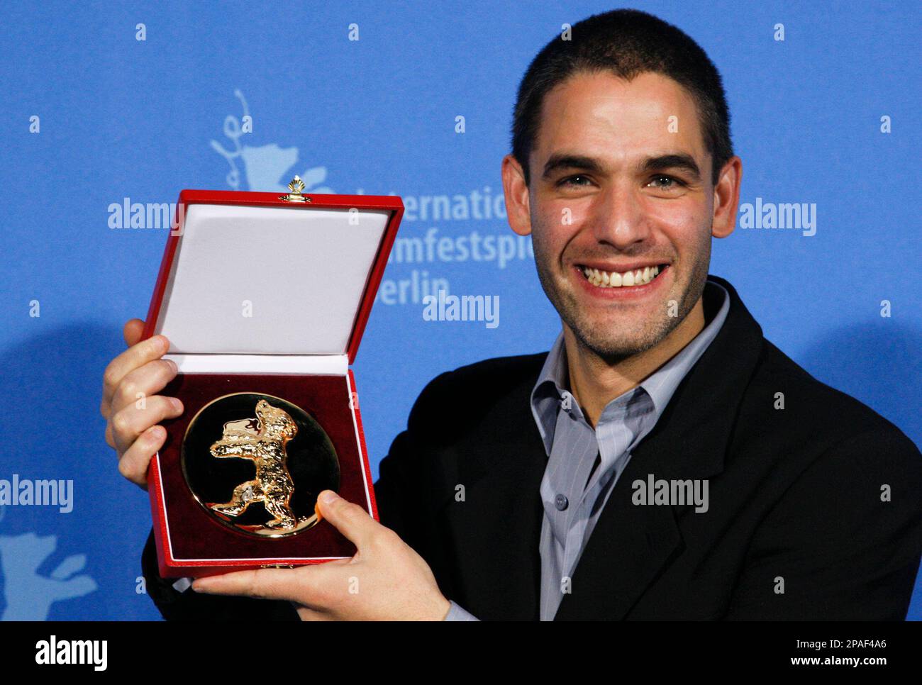 Director Fernando Eimbcke poses with the 'Alfred-Bauer-Preis' trophy during the awarding ceremony at the 58th Berlinale International Film Festival in Berlin,Saturday Feb. 16, 2008. Eimbcke was awarded for his film 'Lake Tahoe'. (AP Photo/Tobias Schwarz,Pool) Stockfoto