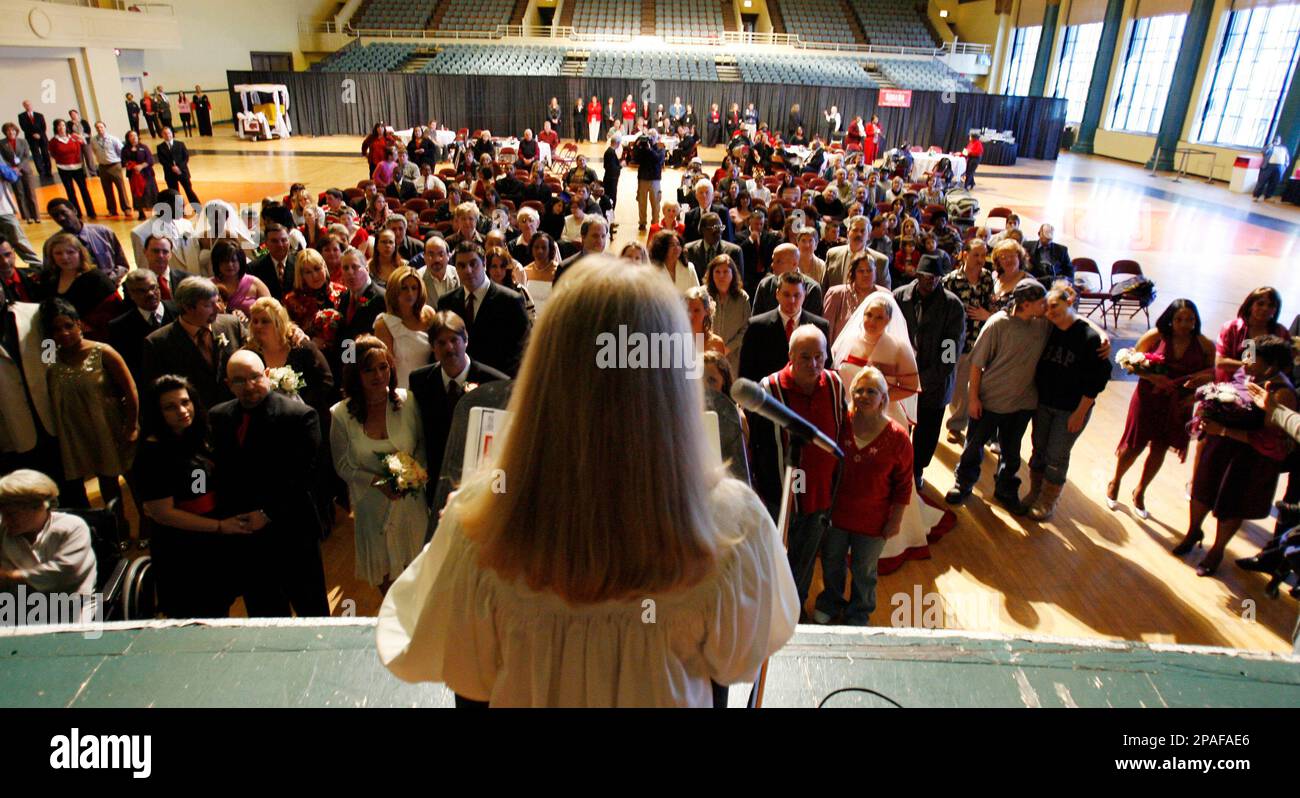 The Atlantic City Convention and Visitors Authority held a Valentine's Day group wedding, civil union and vow renewal at Boardwalk Hall. Wedding officiate Jean Muchanic speaks to the 57 couples, Atlantic City, NJ, Thursday, Feb. 14, 2008. (AP Photo/David Gard) Stockfoto