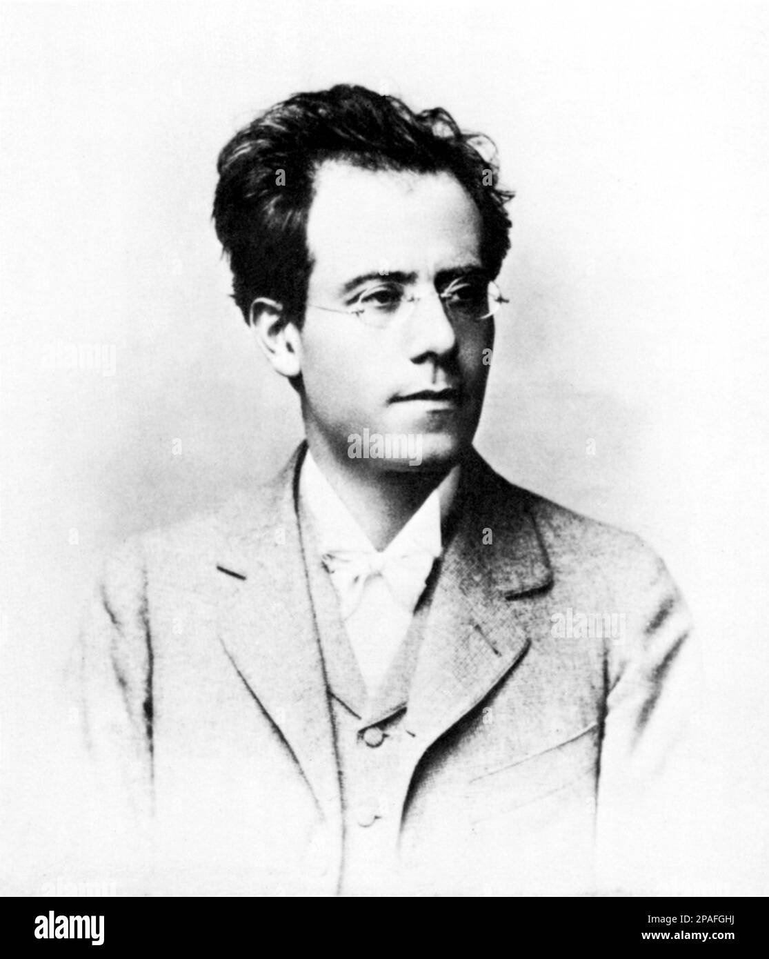 Der österreichische Musikkomponist GUSTAV MAHLER ( 1860 - 1911 ) . Er gilt als Komponist des höchsten Ranges für seine neun Symphonien , seine Lieder usw. Er wurde in seinem Leben als Operndirigent gefeiert - MUSICA CLASSICA - KLASSISCH - COMPOSITORE - MUSICISTA - Portrait - Rituto - Occhiali - Linse - papillon - Krawatte - Cravatta --- ARCHIVIO GBB Stockfoto
