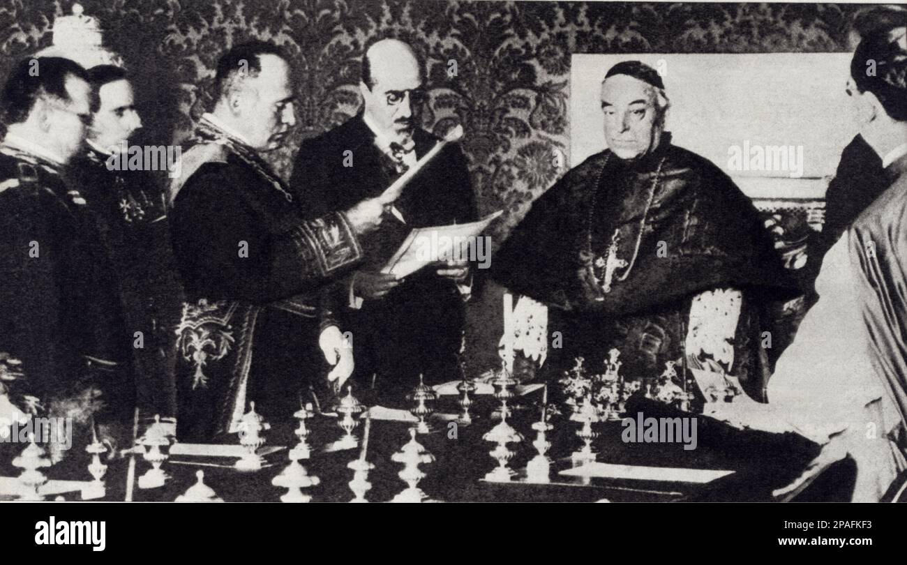 Ca. 1937 , Rom , Italien : der italienische Faschist Duce BENITO MUSSOLINI im Jahr 1929 für PATTI LATERANENSI . Der Lateranvertrag ist einer der Lateranpakte von 1929 oder Lateranabkommen, drei Abkommen von 1929 zwischen dem Königreich Italien und dem Heiligen Stuhl, ratifiziert am 7. Juni 1929 . Unterzeichnet für König Victor Emmanuel III. Von Italien von Premierminister Benito Mussolini und für Papst Pius XI vom Kardinalstaatssekretär PIETRO GASPARRI (auf diesem Foto). Der Mann auf diesem Foto in der Nähe von Mussolini ist der Rechtsanwalt CE Francesco Pacelli , Bruder des zukünftigen Papstes Pio XII ( Eugenio Pacelli ). - Rituto - Portrai Stockfoto
