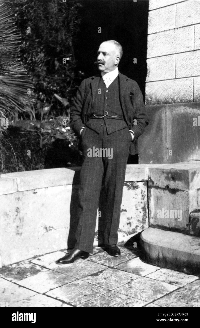 1911 Ca , Neapel , Italien : Prinz DIEGO PIGNATELLI ARAGONA CORTES di Terranova ( Palermo 1862 - Neapel 1930 ) , Verlierer der wunderschönen VILLA PIGNATELLI , Riviera di Chiaia in Neapel . Diego heiratete die gefeierte italienische Prinzessin ROSINA ( Rosa ) PIGNATELLI ARAGONA CORTES di Terranova ( Palermo 1869 - Neapel 1955 , geboren aus dem Duca FICI di AMAFI ). Nach dem Tod von Prinzessin Rosina wurde die Villa dem Stato Italiano und heute eine Figur wie das Museo Diego Pignatelli Aragona Cortes gegeben . Rosina war die Mutter von 5 Kindern ohne Nachkommen: prinz Antonio ( 1887 - 1954 , verheiratet mit Erminia dei Stockfoto