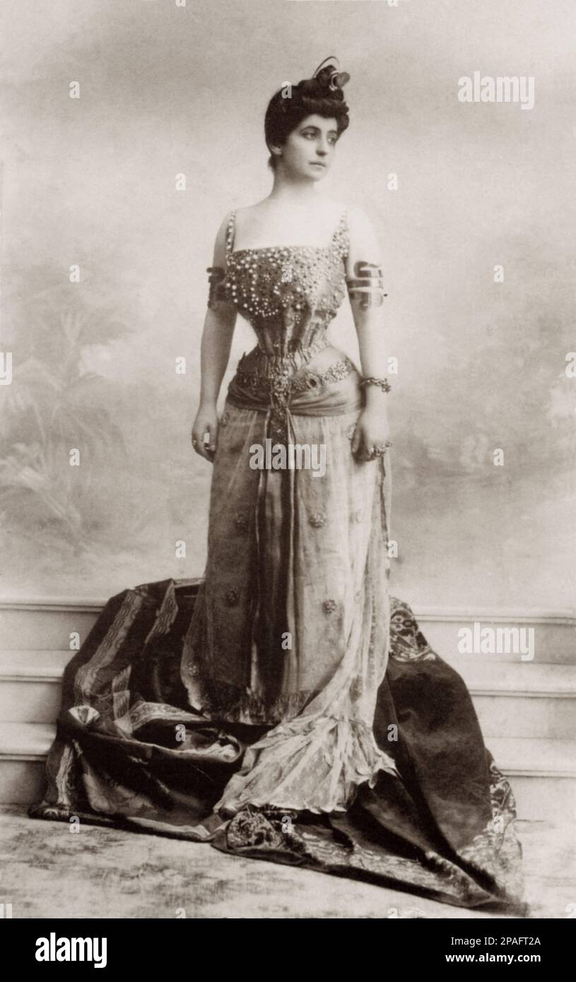 1890 Ca , Neapel , Italien : die gefeierte italienische Prinzessin ROSINA ( Rosa ) PIGNATELLI ARAGONA CORTES di Terranova ( Palermo 1869 - Neapel 1955 ) in schicker Kleidung für einen Maskenball . Geboren aus der Duca FICI di AMAFI . Rosina heiratete den Prinzen Diego Pignatelli Aragona Cortes ( Palermo 1862 - Neapel 1930 ), der die wunderschöne VILLA PIGNATELLI an der Riviera di Chiaia in Neapel besticht. Nach dem Tod von Prinzessin Rosina wurde die Villa dem Stato Italiano und heute eine Figur wie das Museo Diego Pignatelli Aragona Cortes gegeben . Rosina war die Mutter von 5 Kindern ohne Nachkommen: prinz Antonio ( 1887 - 1954 , Stockfoto