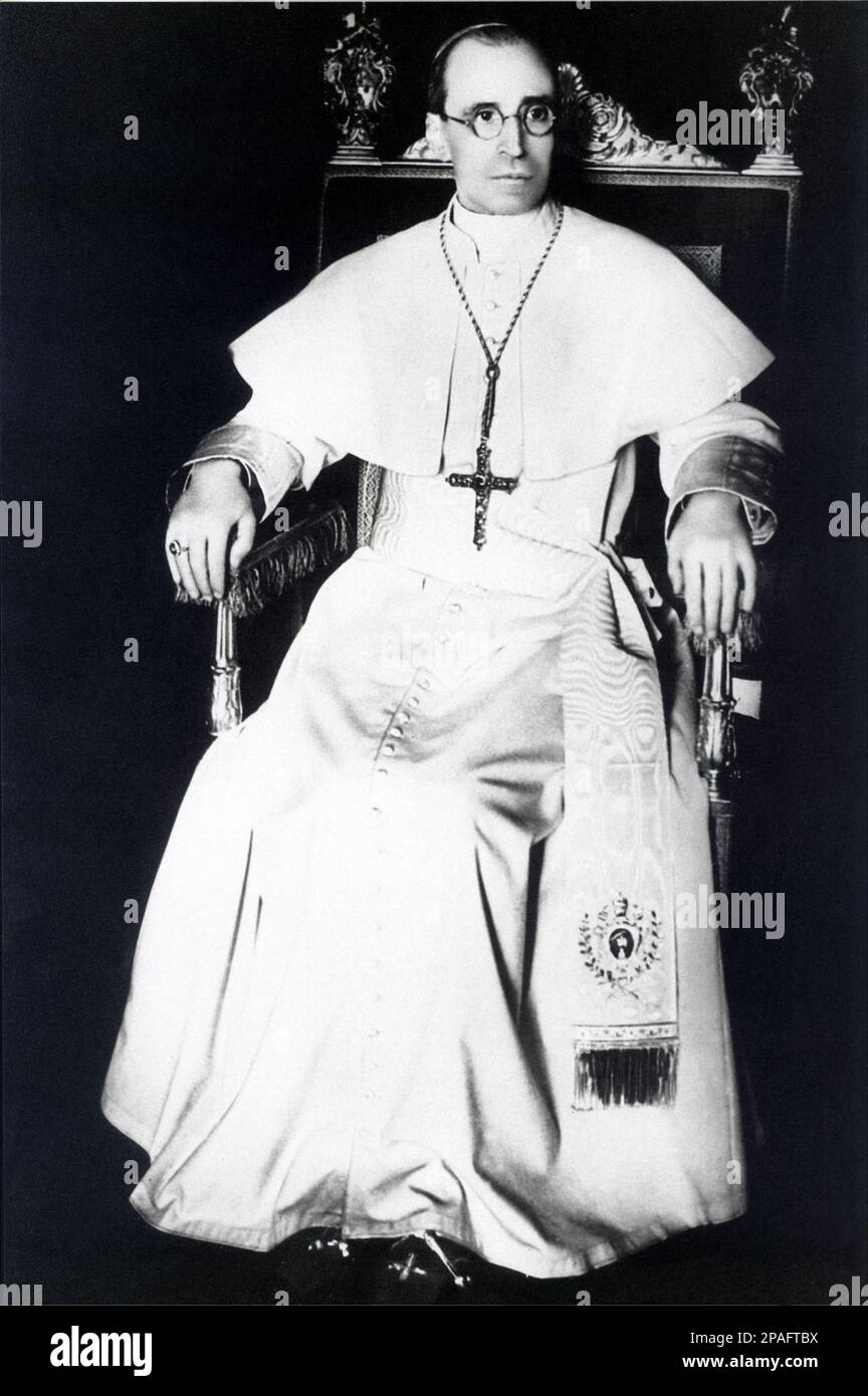 1940 Ca : Papst PIO XII ( Eugenio Maria Giuseppe Giovanni Pacelli , 1876 - 1958 ) - RELIGIONE CATTOLICA - KATHOLISCHE RELIGION - Rituto - Porträt - PAPA - trono - occhiali - Lens - CITTA' del VATICANO - VATIKANSTADT - crocefisso - crocifisso ----- ARCHIVIO GBB Stockfoto