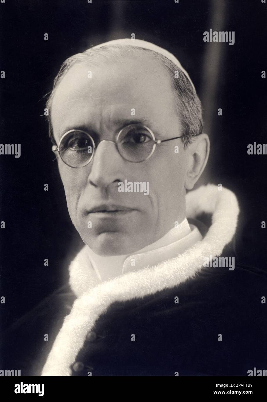 1950 c, Città del Vaticano , ITALIEN : Papst PIO XII ( Eugenio Maria Giuseppe Giovanni Pacelli , 1876 - 1958 ) .- RELIGIONE CATTOLICA - KATHOLISCHE RELIGION - Rituto - Portrait - PAPA - trono - Benedizionione - occhiali - Lens - CITTA' del VATICANO - VATIKANSTADT - Pelliccia ---- ARCHIVIO GBB Stockfoto