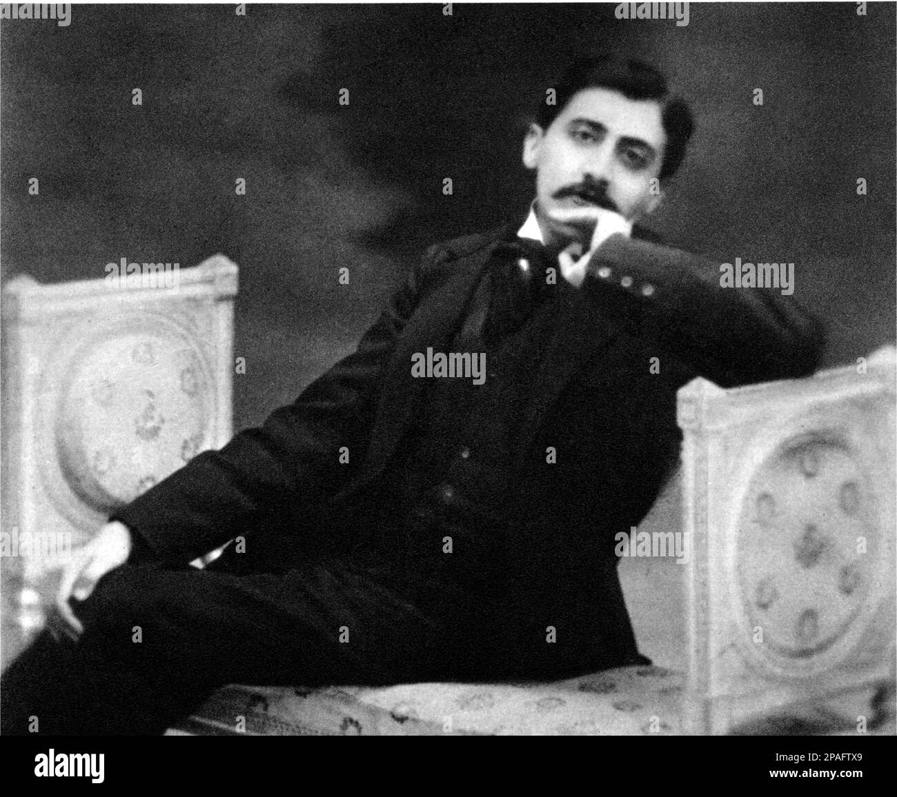 1896 Ca : der berühmteste französische Schriftsteller MARCEL PROUST ( 1871 - 1922 ). Foto von H. Martinie , Paris - SCRITTORE - SCRITTRICE - LETTERATO - LITERATUR - LETTERATURA - GAY - homosexuell - Omossuale - omosessualità - LGBT - Homosexualität - Baffi - Schnauze - Denker - Pensatore ---- ARCHIVIO GBB Stockfoto