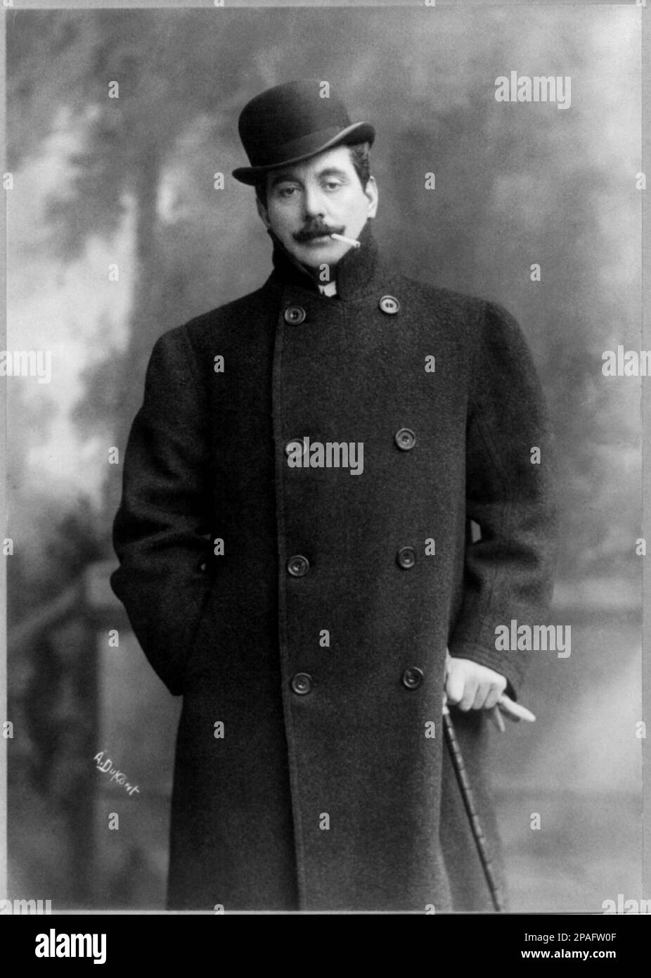 1906 , New York , USA : der gefeierte italienische Komponist GIACOMO PUCCINI 1858 - 1924 ) . Foto: Dupont , New York - OPERA LIRICA - COMPOSITORE - MUSICA - Portrait - ritratto - Baffi - Schnurrbart - CLASSICA - KLASSISCH - COMPOSITORE LIRICO - Portrait - ritratto - Hut - cappello - Cappotto - Mantel - MUSICISTA - MUSICA - Sigaretta - Zigarette - Passeggibastone - Handschuhe - Guanti - Fumo - Rauch - Fumatore - Raucher --- ARCHIVIO GBB Stockfoto