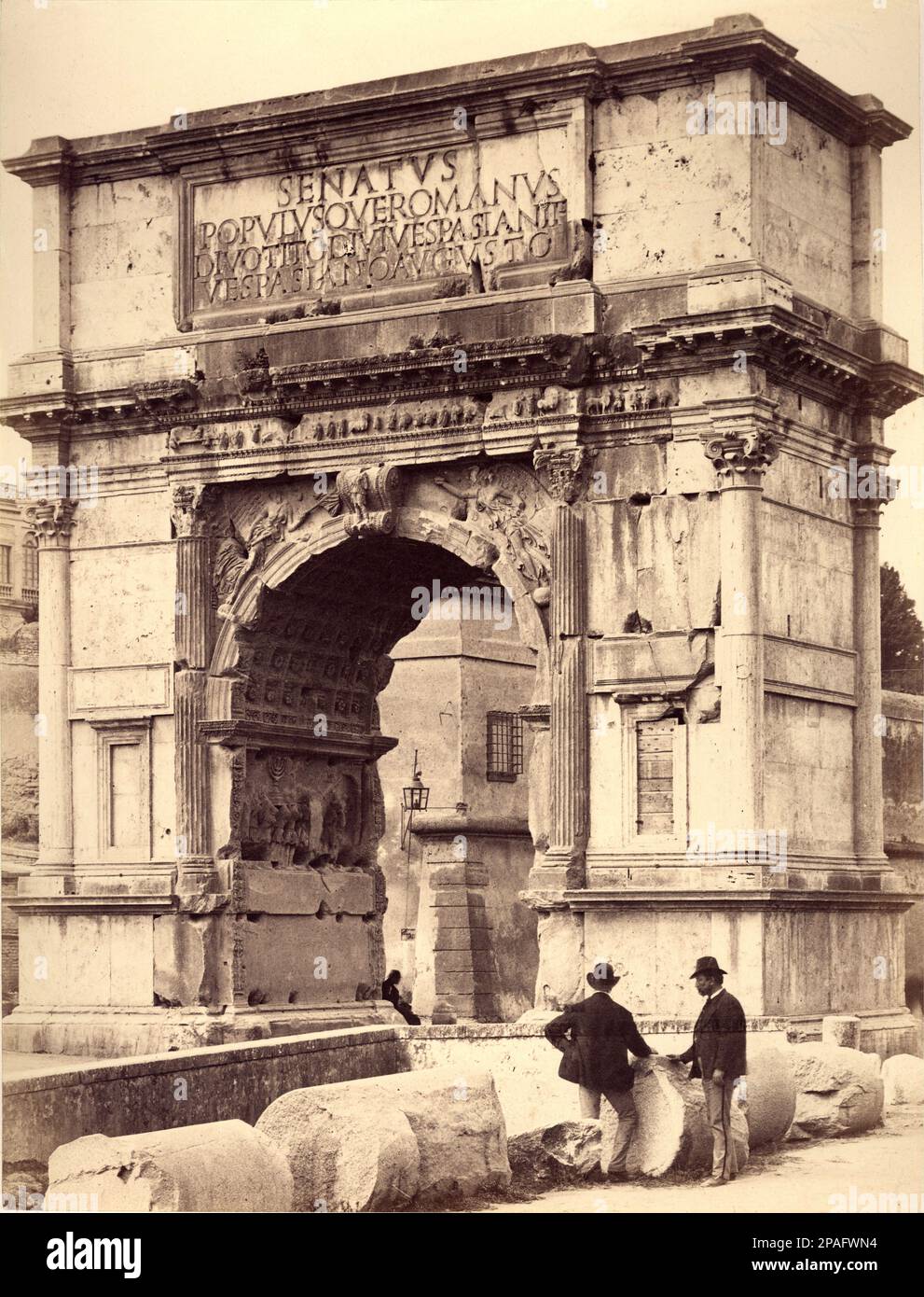 Ca. 1870 , ROM , ITALIEN : ARCO DI TITO ( TITUSBOGEN ) . Der Titusbogen ist ein Triumphbogen aus Pentelium-Marmor mit einer einzelnen Bogenöffnung, der sich an der Via Sacra im Südosten des Forums in Rom befindet. Es wurde vom Kaiser Domitian kurz nach dem Tod seines älteren Bruders Titus (geboren 41 n. Chr., Kaiser 79-81) errichtet, um der Gefangennahme und der Entlassung Jerusalems im Jahr 70 zu gedenken, Mit dem der 66 begonnene jüdische Krieg praktisch beendet wurde (obwohl die Römer bis zum Fall Masadas im Jahr 73 keinen vollständigen Sieg errungen hatten). Der Titusbogen hat vielen das allgemeine Modell geliefert Stockfoto