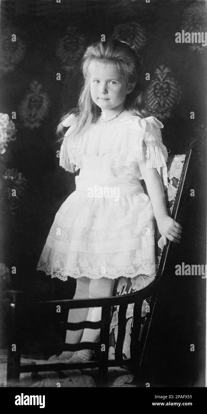 1906 Ca : die russische Großherzogin ANASTASIA ROMANOV ( 1901 - 1918 ) , die jüngste Tochter des russischen Zaren Nikolaus II . und Alexandra Fjodorowna . Es wird angenommen, dass sie am 17. Juli 1918 mit ihrer Familie von Streitkräften der bolschewistischen Geheimpolizei ermordet wurde. Es gibt jedoch Gerüchte über ihre mögliche Flucht seit 1918, angetrieben durch Berichte, dass zwei Reihen von Überresten, identifiziert als Alexei Nikolajewitsch, Zarewitsch von Russland, und entweder Anastasia oder ihre ältere Schwester Maria, in einem Massengrab in der Nähe von Jekaterinburg vermisst wurden und später durch DNA-Tests A identifiziert wurden Stockfoto