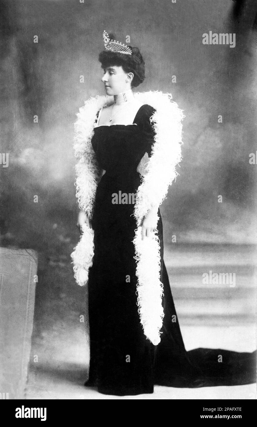 1900 Ca : die französische Prinzessin Helene von Orleans ( Duchessa ELENA di SAVOIA AOSTA , 1871 - 1951 ) heiratete 1895 mit dem italienischen Prinzen EMANUELE FILIBERTO SAVOIA - AOSTA DUCA DELLE PUGLIE und DUCA D' AOSTA ( 1869 - 1931 ) . Mutter die beiden Söhne : AMEDEO DUCA DELLE PUGLIE e DUCA D' AOSTA ( 1898 - 1942 ) Vicerè d' Etiopia aus dem Jahr 1937 , verheiratet im Jahr 1927 mit Anne d' Orléans ( 1906 - 1986 ) und AIMONE DUCA DI SPOLETO e DUCA D' AOSTA , König von Kroatien im Jahr 1941 , verheiratet mit Irene von Griechenland ( 1904 - 1974 ) im Jahr 1939 - ITALIA - CASA SAVOIA - REALI - Nobiltà ITALIANA - SAVOY - ADEL - KÖNIGE - GESCHICHTE Stockfoto