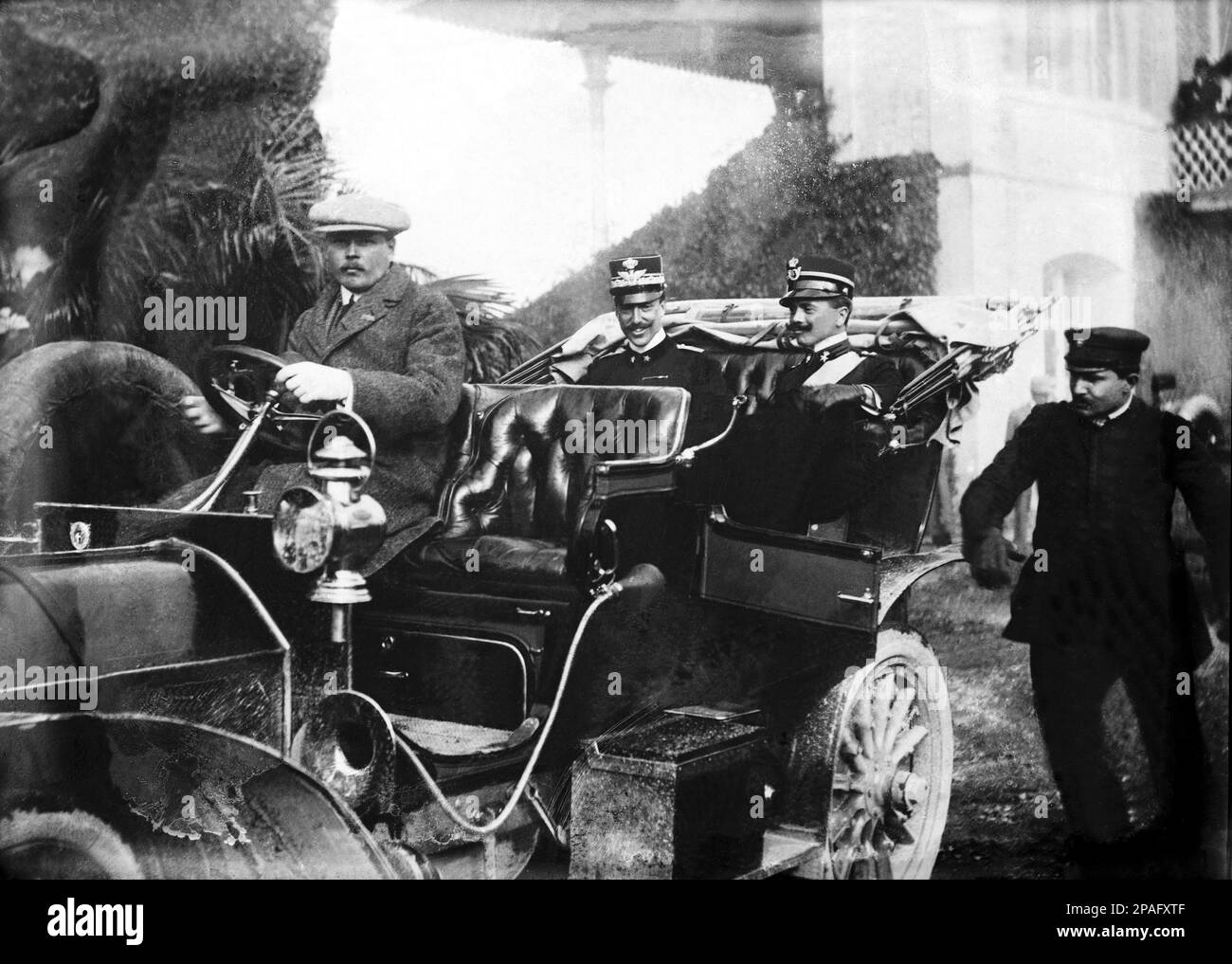 1900 Ca: Der italienische Prinz VITTORIO EMANUELE SAVOIA - AOSTA Conte di TORINO ( 1870 - 1946 ) Tenent der Kavallerie Nizza Cavalleria während des Ersten Weltkriegs ( links auf diesem Foto ) - Royal - nobili italiani - Nobiltà - principe reale - ITALIA - Halsband - colletto - Militäruniform - uniforme divisa militare - Baffi - Schnurrbart - Savoia-Aosta - lächeln - sorriso - Auto - Auto - Auto ----- ARCHIVIO GBB Stockfoto