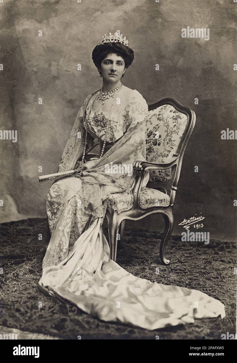 1913 , Roma, Italien : die Königin von Italien ELENA ( Helene von Montenegro , 1873 - 1952 ) im offiziellen Porträt des Fotografen Bettini , Roma . - CASA SAVOIA - ITALIA - REALI - Nobiltà ITALIANA - ADEL - ADEL - GESCHICHTE - FOTO STORICHE - gioiello - gioielli - Juwelen - Schmuck - collana di diamanti - Diamante - Diamantenhalskette - Diamant - Corona - Diadema - Krone - Tiara - Scollatura - Nekkopening - Halslinie - Decollete' - Diamante - diamant - pizzo - Spitze - spilla - Pin - BELLE EPOQUE - Handschuhe - Guanto - Guanti - Chignon ---- ARCHIVIO GBB Stockfoto