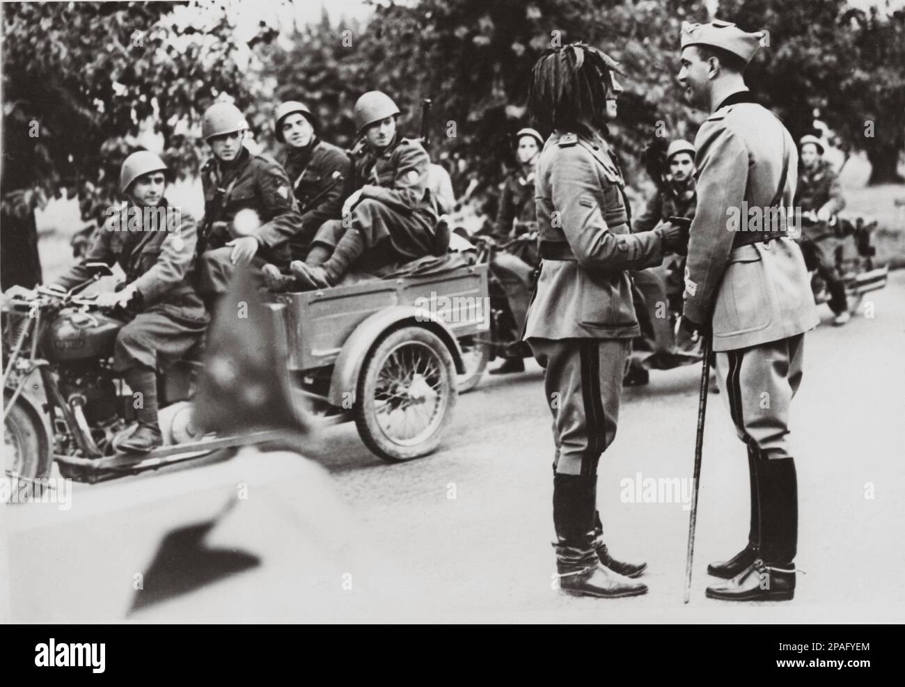 1939 , august , ITALIEN : UMBERTO di SAVOIA Prinz von Piemont ( 1904 - 1983 ) , späterer König von Italien UMBERTO II . im Mai 1945 , Sohn von König VITTORIO EMANUELE III . und Königin ELENA ( del Montenegro ) . Auf diesem Foto mit dem Comandante von Bersaglieri während der Monoevres - ITALIA - CASA SAVOIA - REALI - Nobiltà ITALIANA - SAVOY - ADEL - KÖNIGE - GESCHICHTE - FOTOSTORICHE - Könige - nobili - Nobiltà - principe reale ereditario - Militäruniform - Divisa uniforme militare - Porträt - Rituto - BERSAGLIERE --- ARCHIVIO GBB Stockfoto