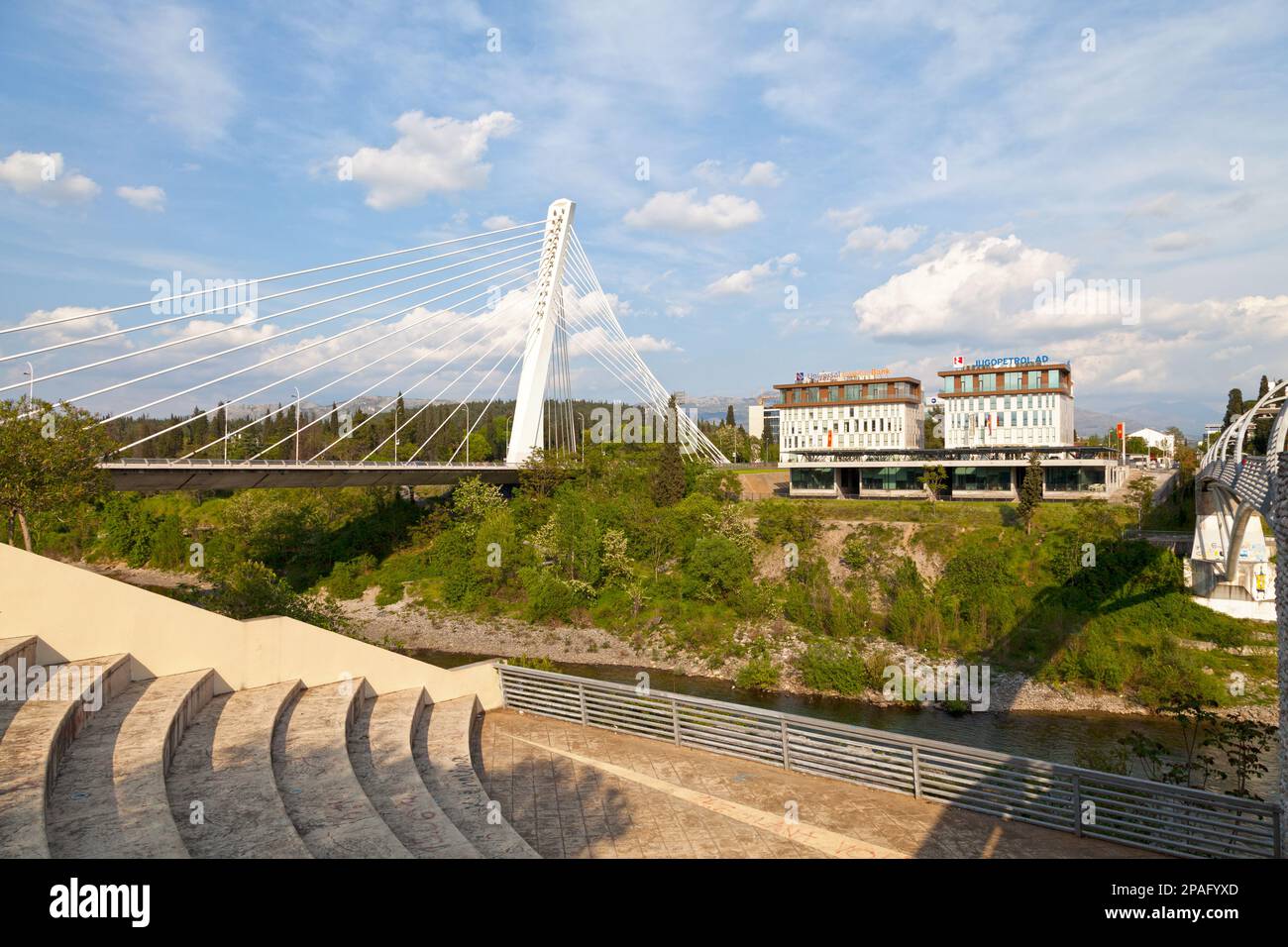 Podgorica, Montenegro - April 20 2019: Sitz der Vereinten Nationen zwischen der Milenium-Brücke und der Moskauer Brücke. Stockfoto