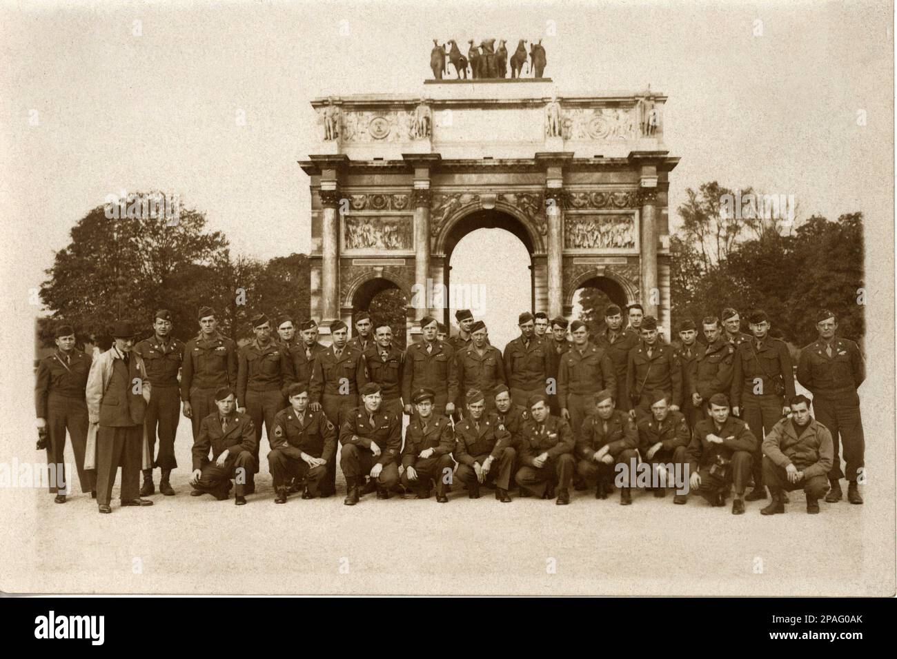 1944 , PARIS , FRANKREICH : die alliierten US-Truppen stehen vor dem ARC DU CARUSEL , in der Nähe des Louvre . Die alliierten Truppen beginnen den Angriff auf Paris am Tag des 24. august 1944 . Der Arc de Triomphe du Carrousel ( Architekten Percier und Fontaine ) wurde zwischen 1806 und 1808 von Napoleon i Bonaparte nach dem Modell des Konstantinsbogens in Rom erbaut. Die beiden von Napoleon erbauten Bögen - Arc de Triomphe du Carrousel und Arc de Triomphe in Etoile - sollten seine Siege und die große Armee, die sie gewonnen hatte, würdigen. - PARIGI - FRANCIA - FOTO STORICHE - GESCHICHTSFOTOS - Arco di Trionfo Stockfoto