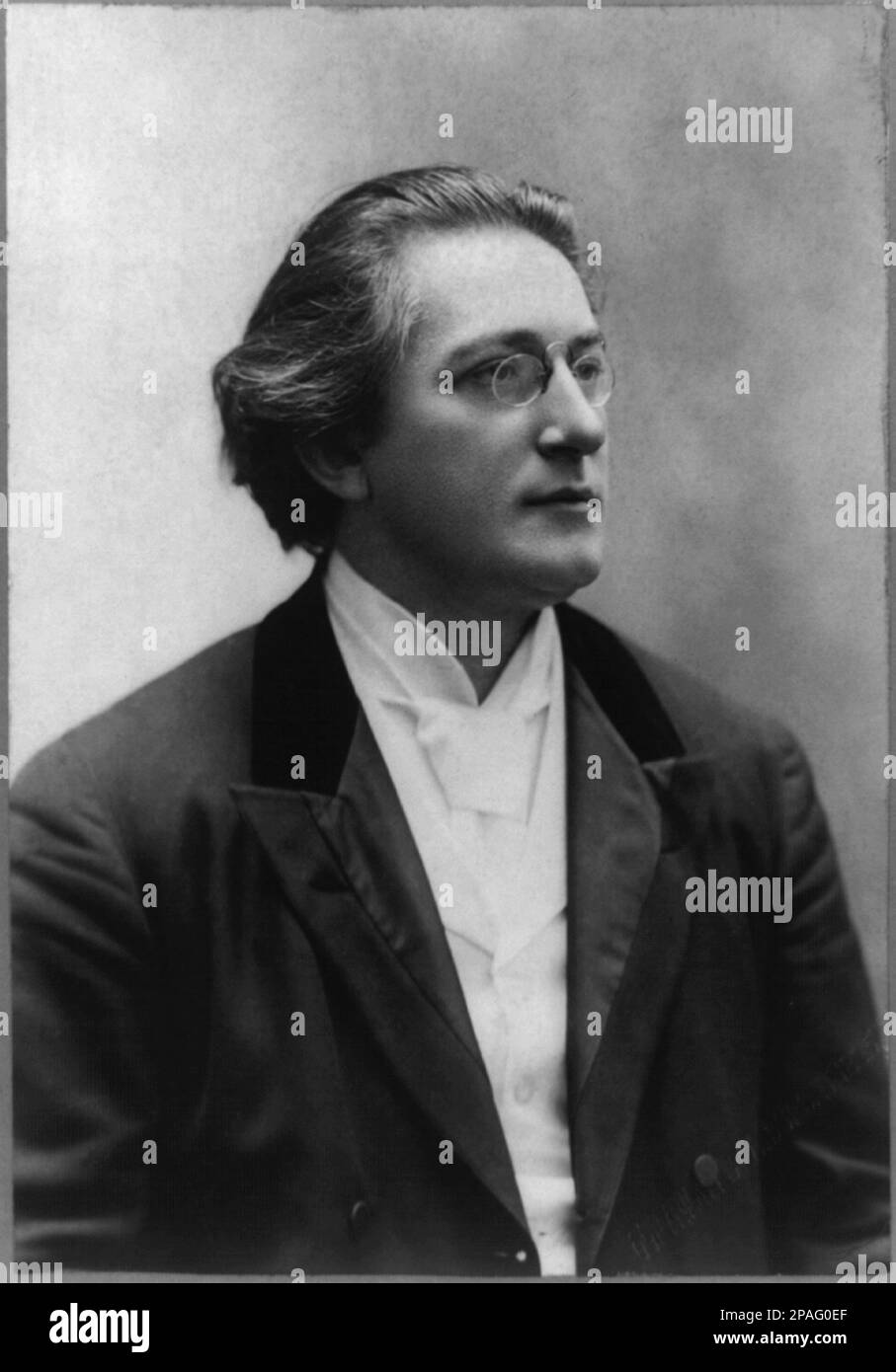 1895 , New York , USA : der gefeierte ungarische Musikdirigent ANTON SEIDL ( 1850 - 1898 ) . Foto von Amie Dupont, New York. Er wurde in Budapest geboren und betrat das Leipziger Konservatorium im Oktober 1870. Er blieb dort bis 1872, als er als einer von Richard Wagners Copyisten nach Bayreuth gerufen wurde. Dort half er bei der Herstellung der ersten fairen Kopie von der Ring des Nibelungen. Es war ganz natürlich, dass er 1876 am ersten Bayreuth Festival teilnahm. Seine Chance als Dirigent kam, als er auf Wagners Empfehlung zum L ernannt wurde Stockfoto