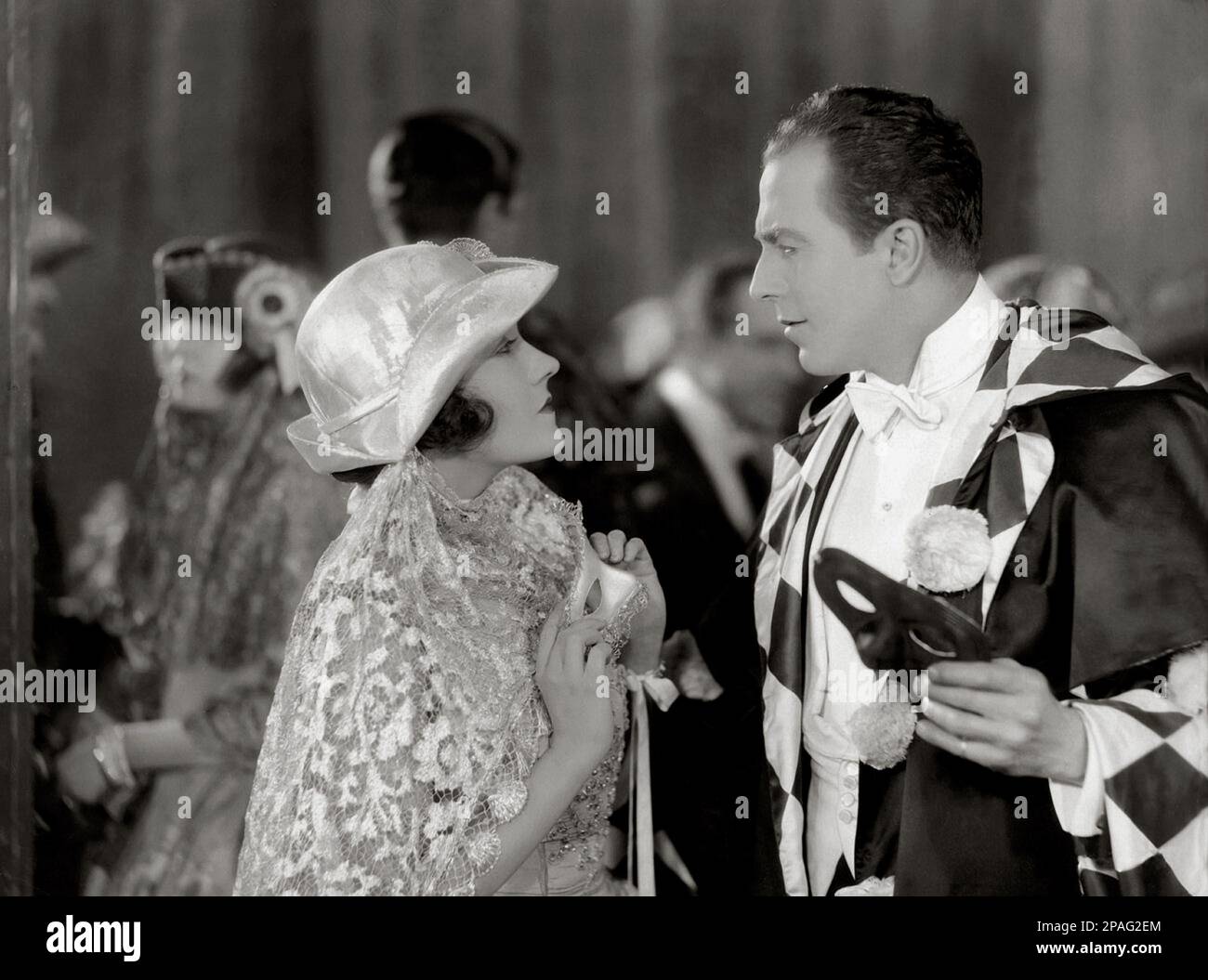 1925 Ca : die Filmschauspielerin GLORIA SWANSON ( Chicago 1898 - New York 1983 ) , die Schöpfung mit dem schottisch-kanadischen Schauspieler Matheson lang ( 1879 - 1948 ) In einem unbekannten Film - FILM - KINO - attrice cinematografica - VAMP - DIVA - DIVINA - GÖTTLICH - Schleier - Velo - Hut - cappello - pizzo - Spitze - Masquerade - maschera - Maske - carnevale - Karneval - Bal Masque' - Ballo in maschera - profilo - Profil - Glitzer --- ARCHIVIO GBB Stockfoto