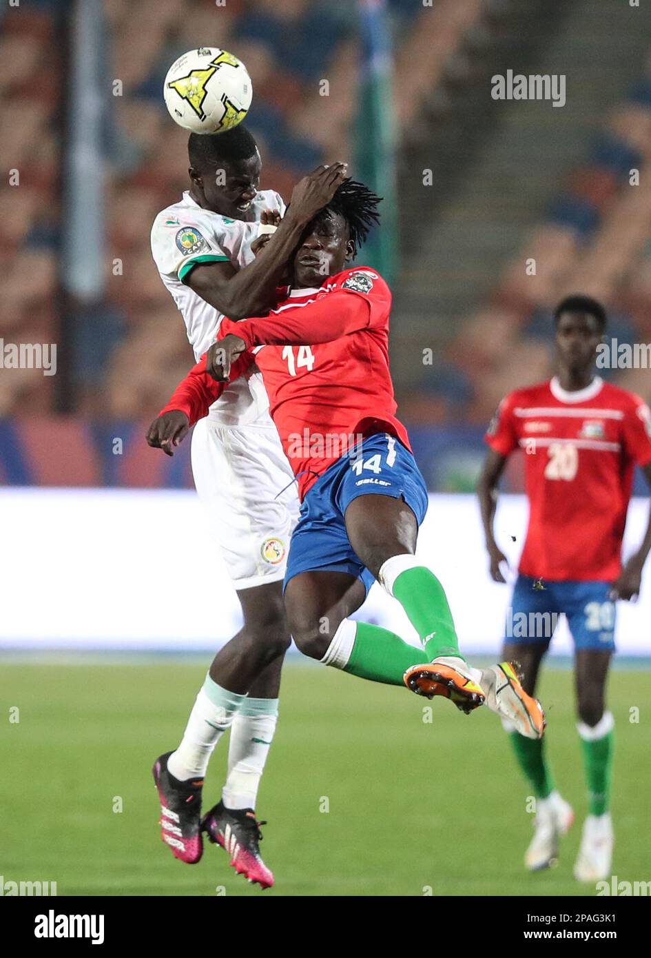 Kairo, Ägypten. 11. März 2023. Muhamed Sawaneh (R) von Gambia wehrt sich um einen Vorsprung im Finale zwischen Senegal und Gambia beim 2023. CAF (Confederation of African Football) U-20 Africa Cup of Nations Fußballspiel in Kairo, Ägypten, 11. März 2023. Kredit: Ahmed Gomaa/Xinhua/Alamy Live News Stockfoto